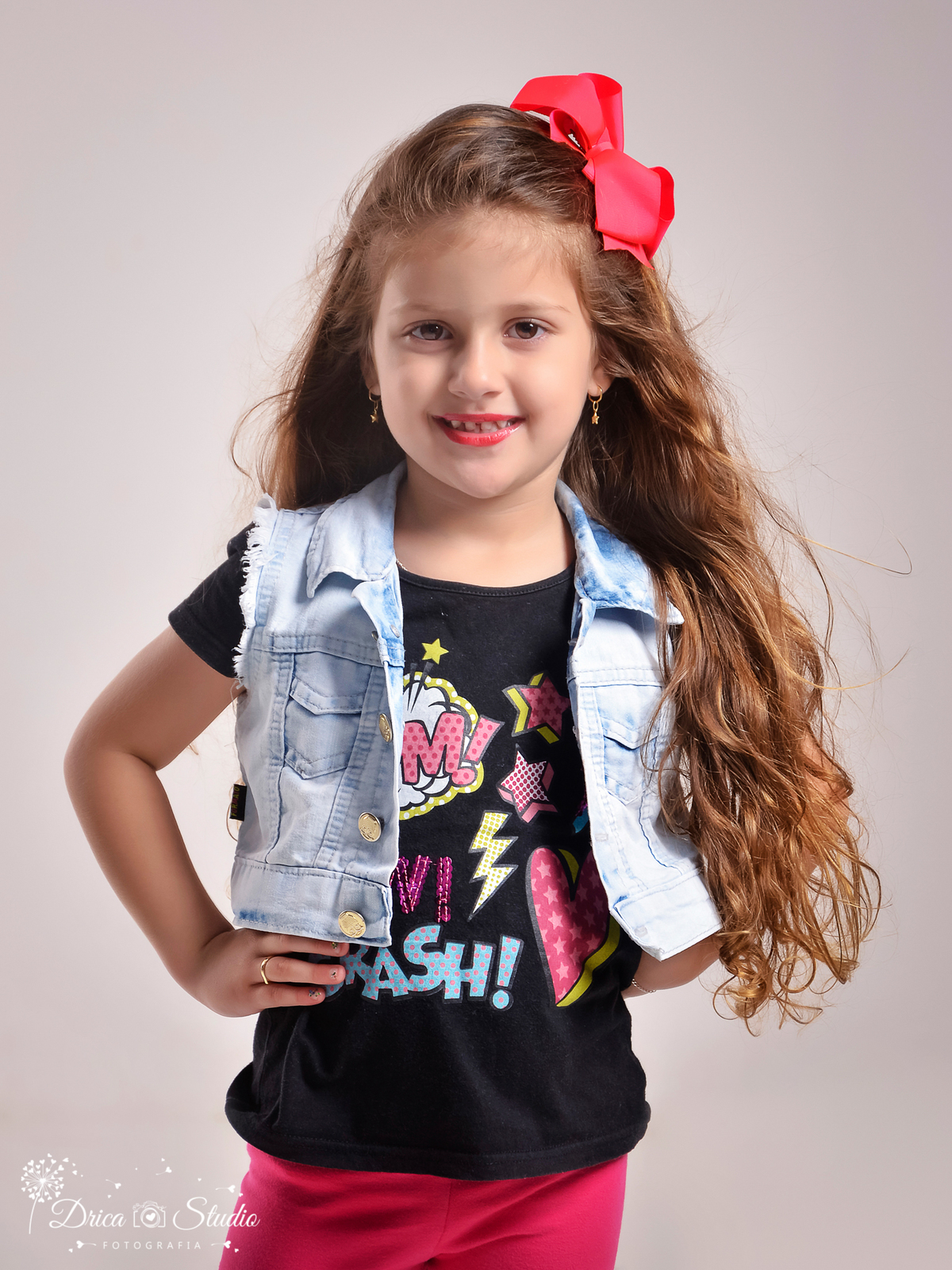 ensaio infantil - Criança - menina - meu mundo rosa - ensaio em studio - fotos de meninas com cabelo voando - ensaio fotográfico - menina feliz - criança feliz - drica studio fotografias - xinguara - pará