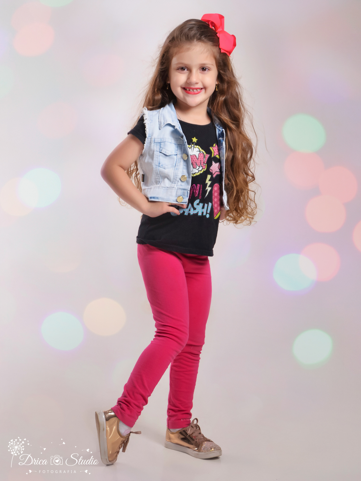 ensaio infantil - Criança - menina - fundo brilhante - meu mundo rosa - ensaio em studio - ensaio fotográfico - menina feliz - criança feliz - drica studio fotografias - xinguara - pará
