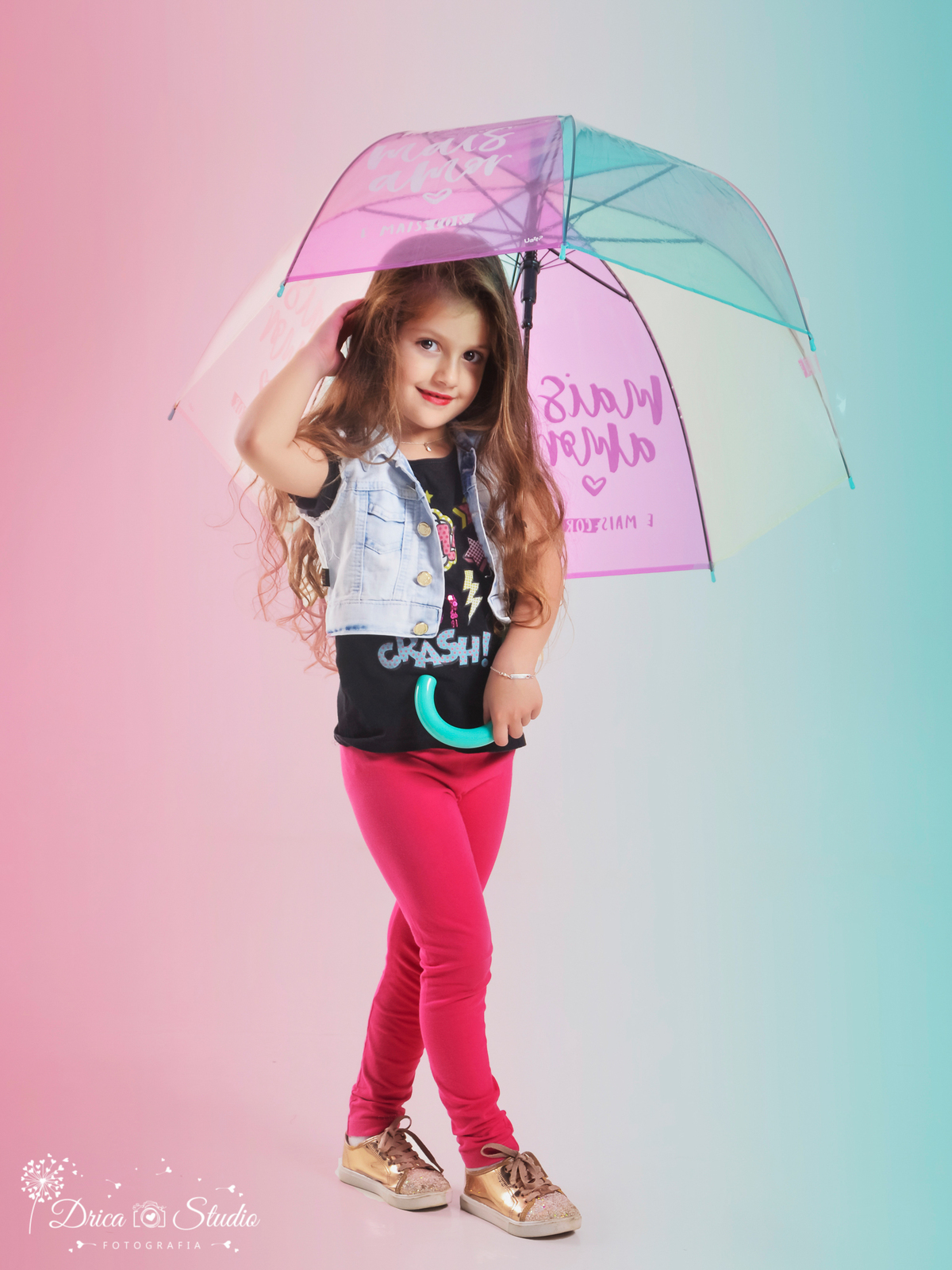 ensaio infantil - Criança - menina - guarda chuva colorido - fundo azul e rosa - meu mundo rosa - ensaio em studio - ensaio fotográfico - menina feliz - criança feliz - drica studio fotografias - xinguara - pará