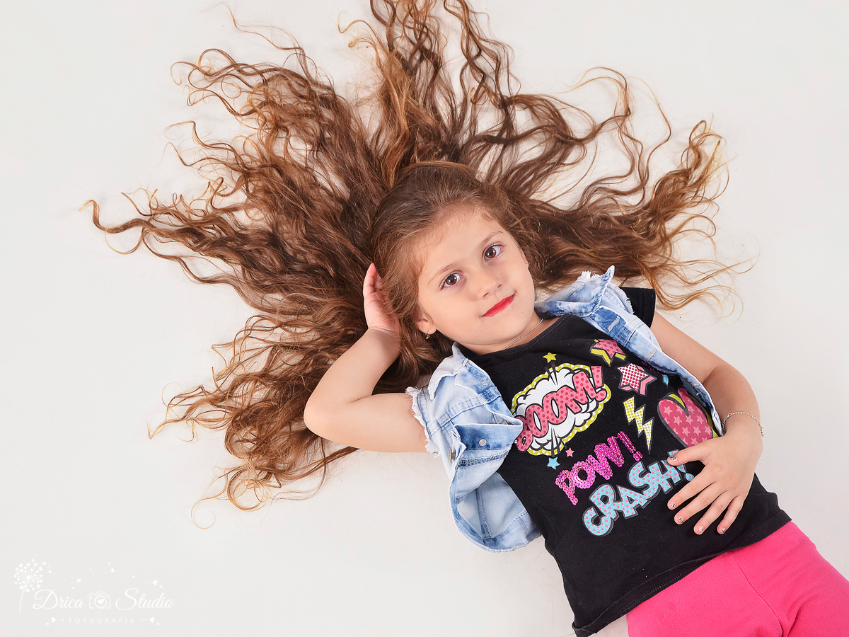 ensaio infantil - Criança - menina - meu mundo rosa - ensaio em studio -  foto menina deitada - cabelos - ensaio fotográfico - menina feliz - criança feliz - drica studio fotografias - xinguara - pará