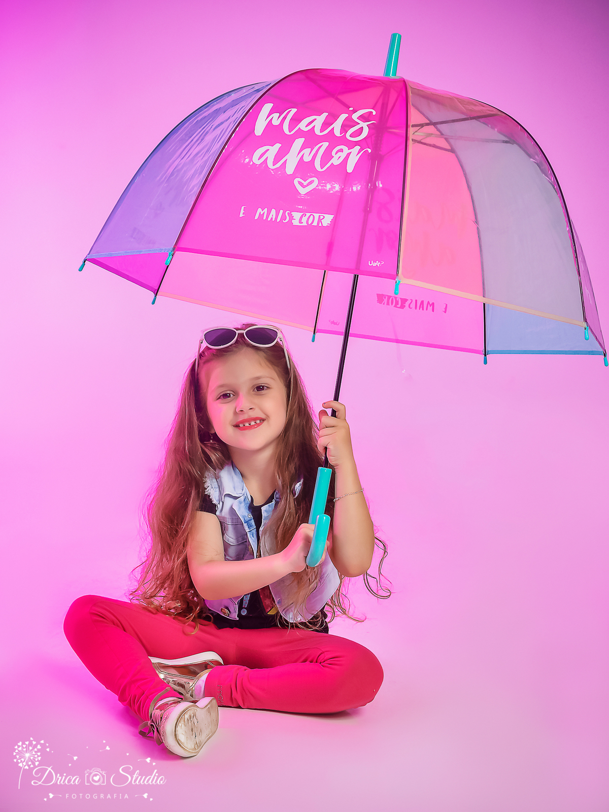ensaio infantil - Criança - menina - meu mundo rosa - ensaio em studio - guarda chuva colorido - fundo rosa  ensaio fotográfico - menina feliz - criança feliz - drica studio fotografias - xinguara - pará