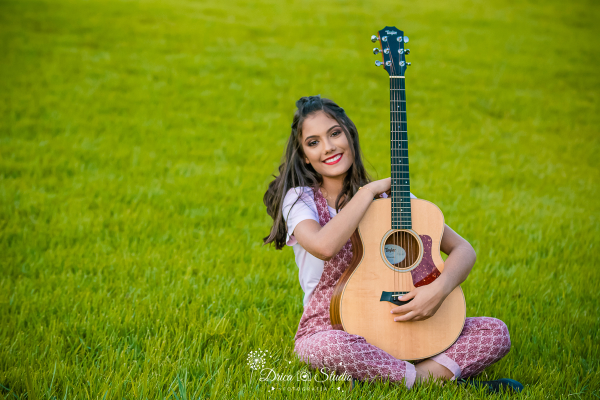book 15 anos - ensaio 15 anos - ensaio externo - externo 15 anos- fotografo de 15 anos- fotografa de 15 anos - ensaio fotografico - ensaio fotografico 15 anos- fotografia - debutante -foto com violao- fotografa em xinguara -fotografo em xinguara - Pará