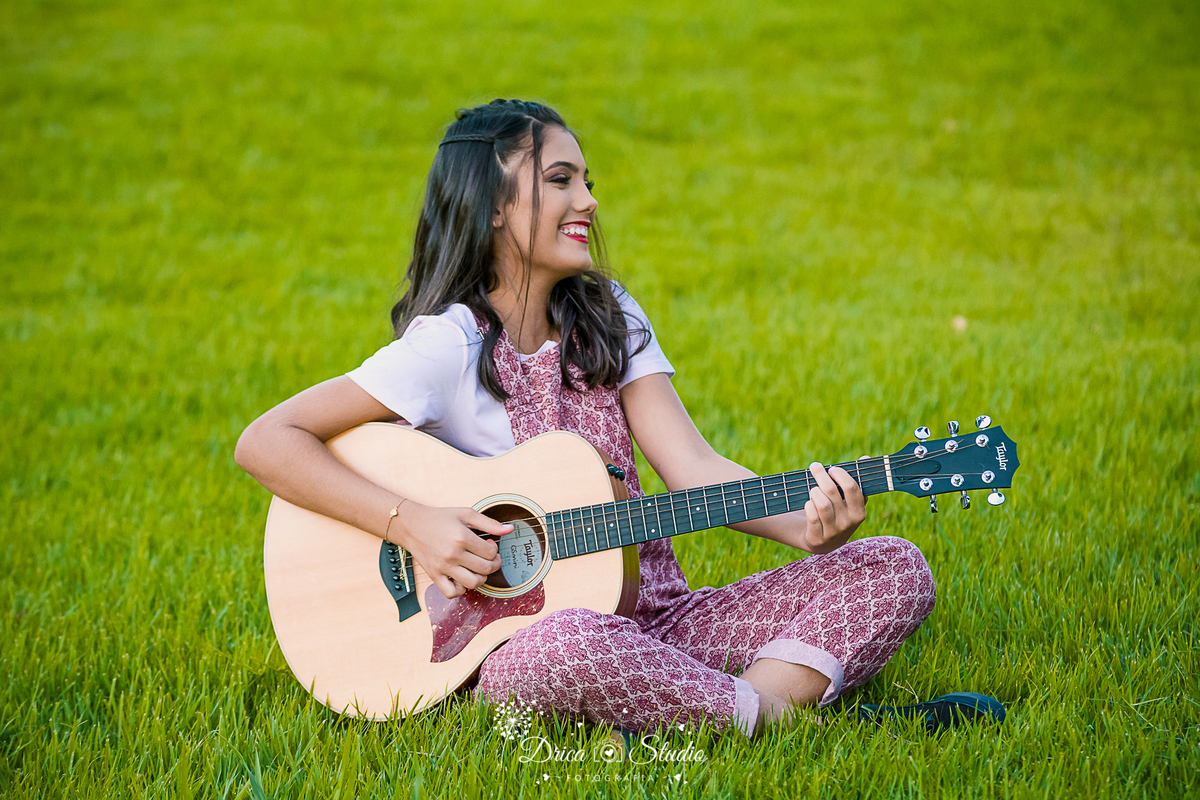 book 15 anos - ensaio 15 anos - ensaio externo - externo 15 anos- fotografo de 15 anos- fotografa de 15 anos - ensaio fotografico - ensaio fotografico 15 anos- fotografia - debutante -foto com violao- fotografa em xinguara -fotografo em xinguara - Pará 