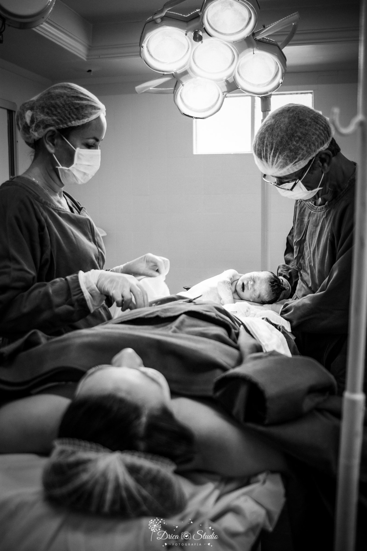 fotografia de parto - parto- gestação - nascimento - nascimento bebê - fotografa de parto - drica studio - xinguara- para - fotografa infantil - bebe nascendo - sala de parto - cesariana- parto cesariano - mãe - mãe e bebê - gestante - gestação