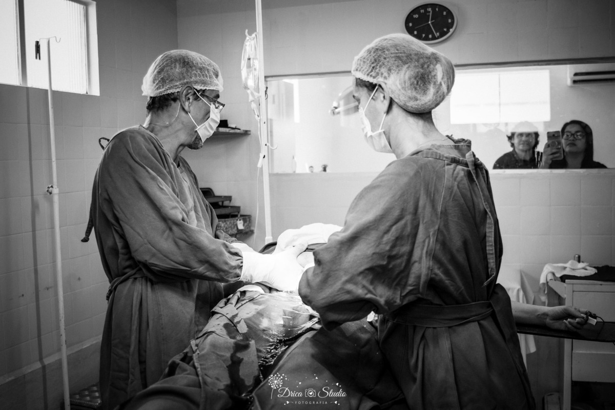 fotografia de parto - parto- gestação - nascimento - nascimento bebê - fotografa de parto - drica studio - xinguara- para - fotografa infantil - bebe nascendo - sala de parto - cesariana- parto cesariano - mãe - mãe e bebê - gestante - gestação