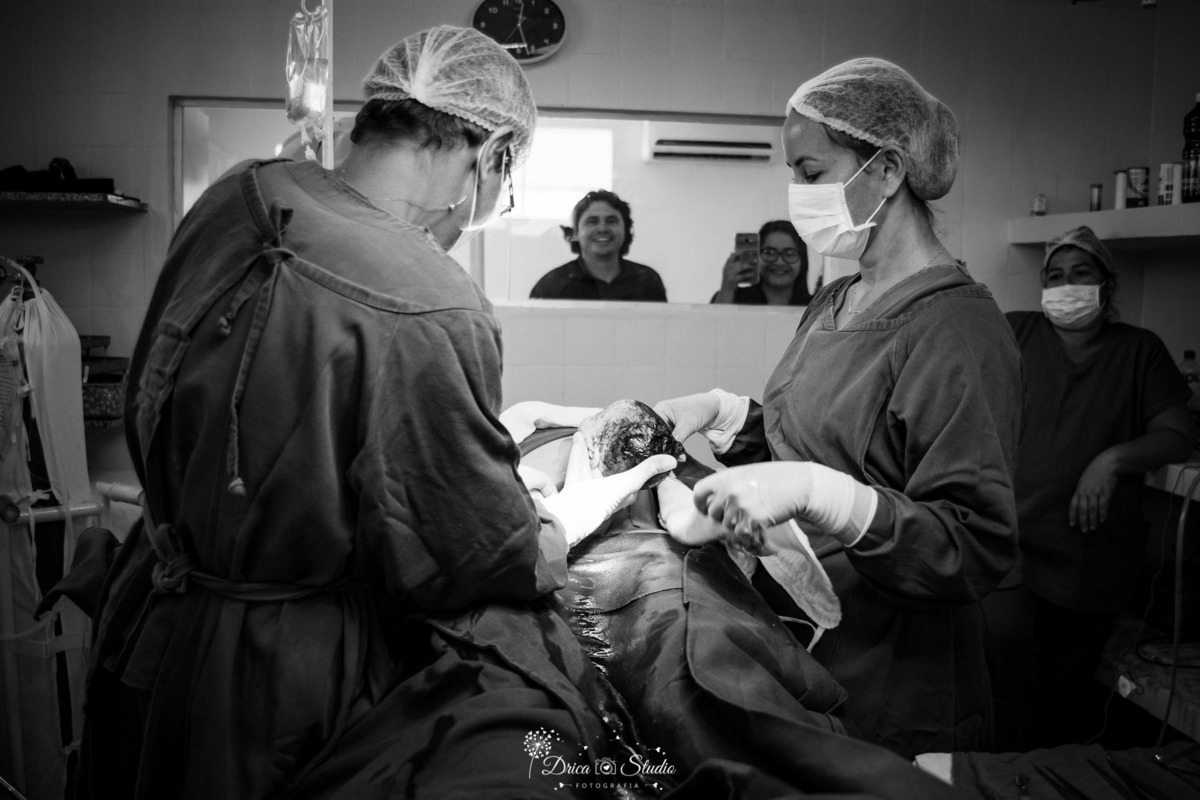 fotografia de parto - parto- gestação - nascimento - nascimento bebê - fotografa de parto - drica studio - xinguara- para - fotografa infantil - bebe nascendo - sala de parto - cesariana- parto cesariano - mãe - mãe e bebê - gestante - gestação