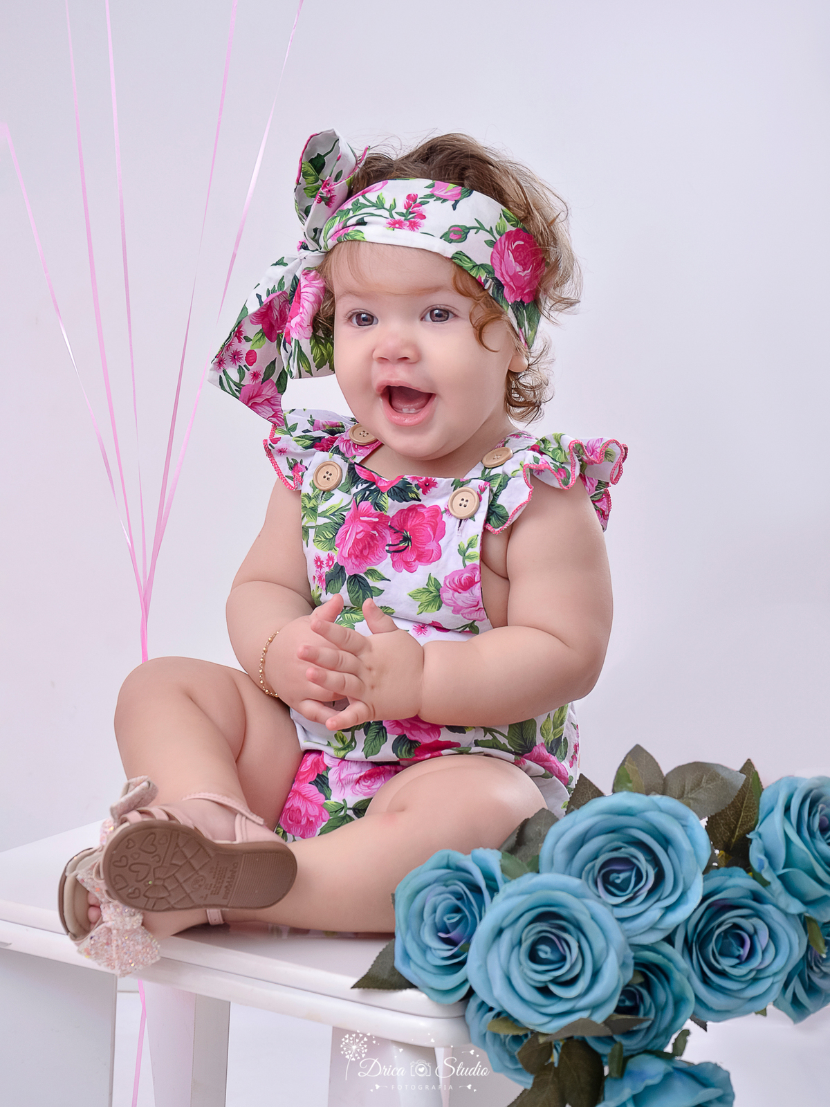 smash the cake - smash feminino - Drica Studio - drica studio fotografias - ensaio infantil - ensaio fotografico infantil - foto studio - menina - criança sentada no banquinho - ensaio de menina