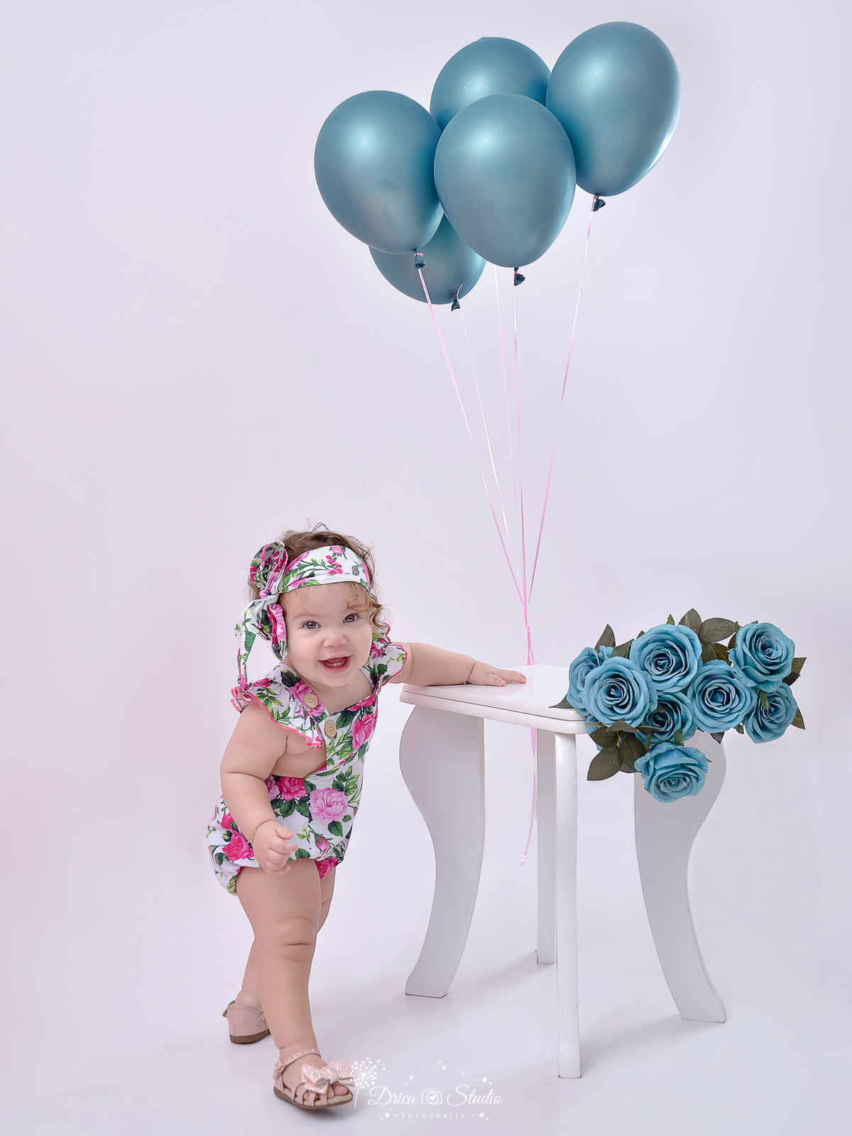 smash the cake - smash feminino - Drica Studio - drica studio fotografias - ensaio infantil - ensaio fotografico infantil - foto studio - menina - criança sentada no banquinho - ensaio de menina - 1 aninho menina