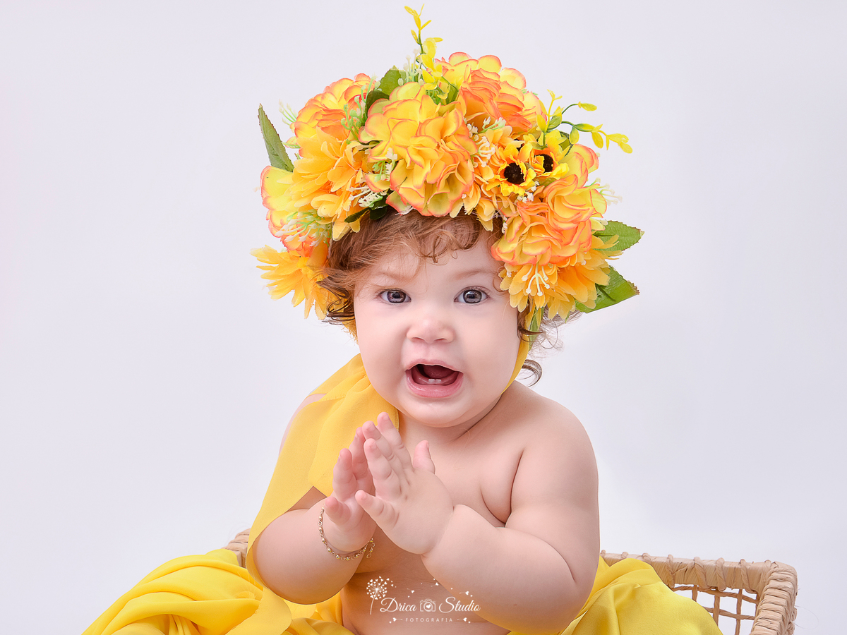 smash the cake - smash feminino - Drica Studio - drica studio fotografias - ensaio infantil - ensaio fotografico infantil - foto studio - menina - meninas com coroa de flores - coroa de flores- criança com balão - xinguara- pará 