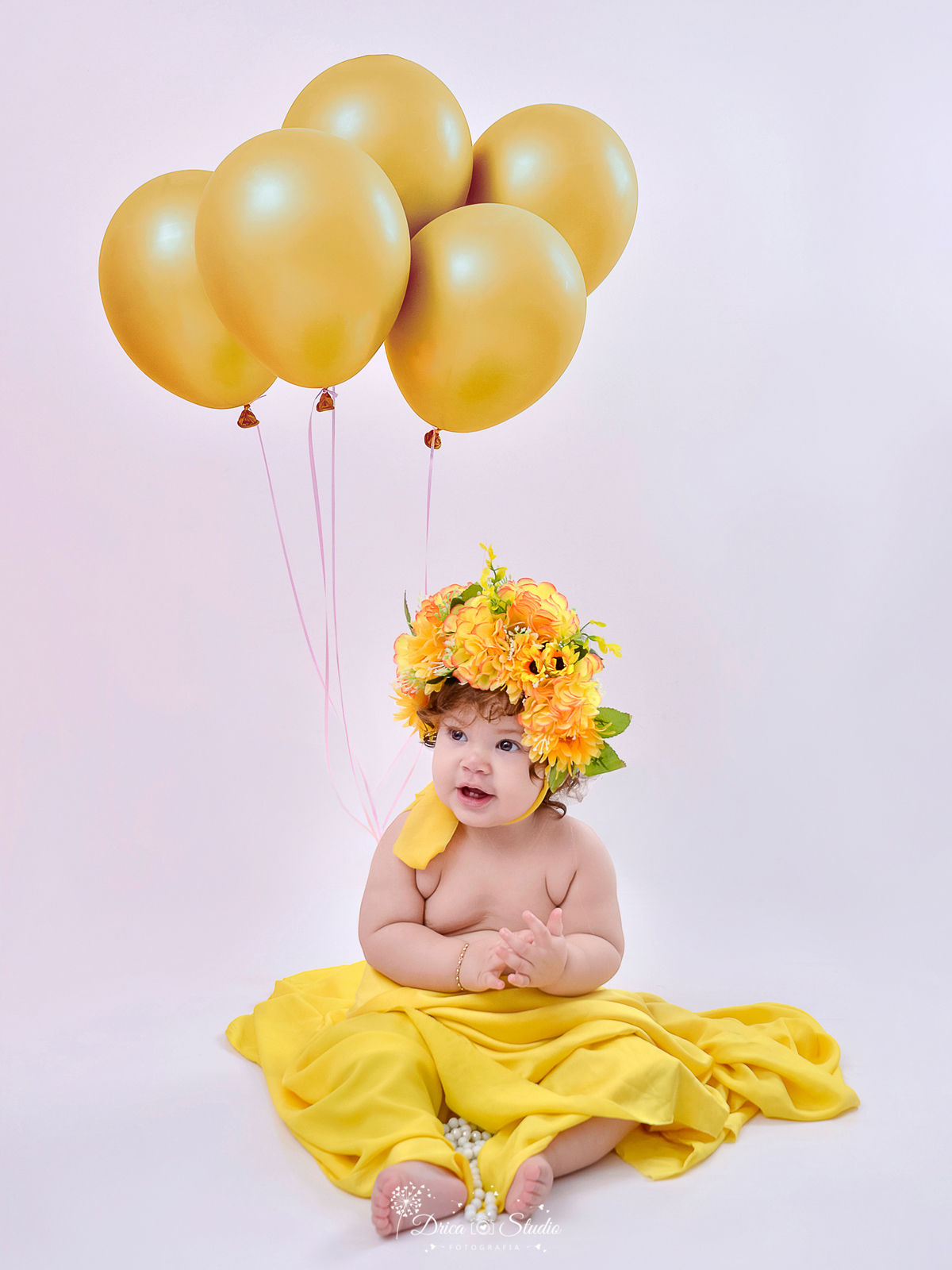 smash the cake - smash feminino - Drica Studio - drica studio fotografias - ensaio infantil - ensaio fotografico infantil - foto studio - menina - meninas com coroa de flores - coroa de flores- criança com balão - xinguara- pará 