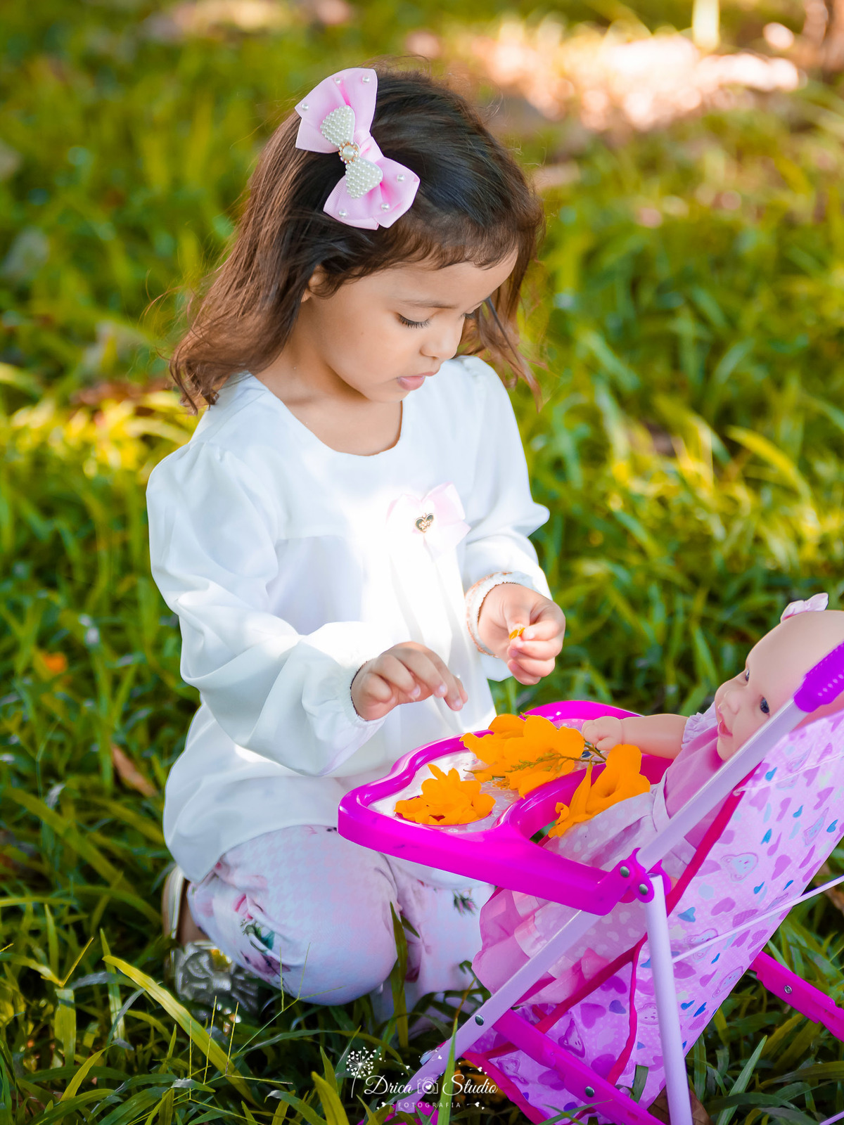 ensaio externo infantil - ensaio externo - foto infantil - ensaio menina externo - 3 anos - menina com boneca - foto ao ar livre - foto profissional - drica studio - drica studio fotografias - fotografa infantil - xinguara - Pará