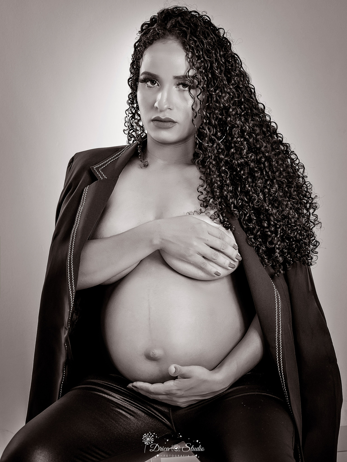 Ensaio gestante - preto e branco - cacheadas -ensaio familia - fotos casal - fotografias gestante - roupas gestante - drica studio fotografias - xinguara- pará - fotos em studio - gestação 