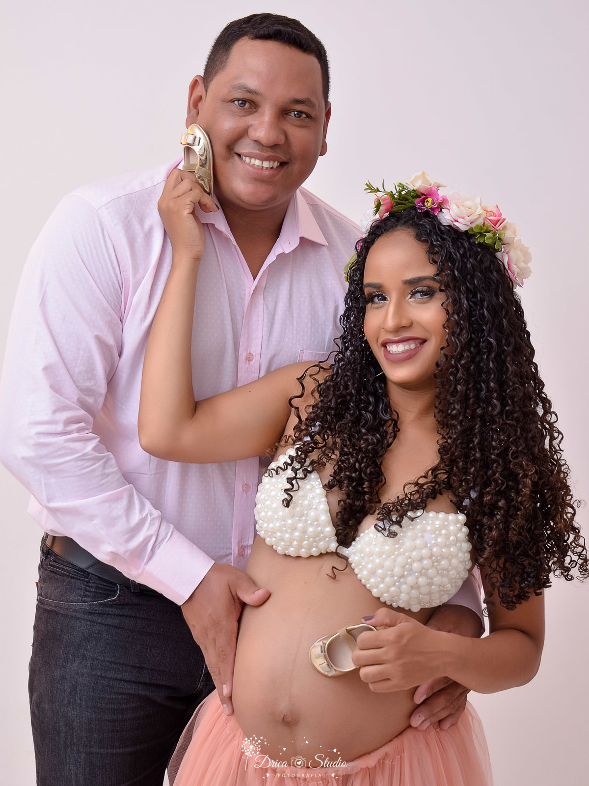 Ensaio gestante - ensaio familia - fotos casal - fotografias gestante - cachos - sorrisos - casal em gestação - roupas gestante - drica studio fotografias - xinguara- pará - fotos em studio - gestação 