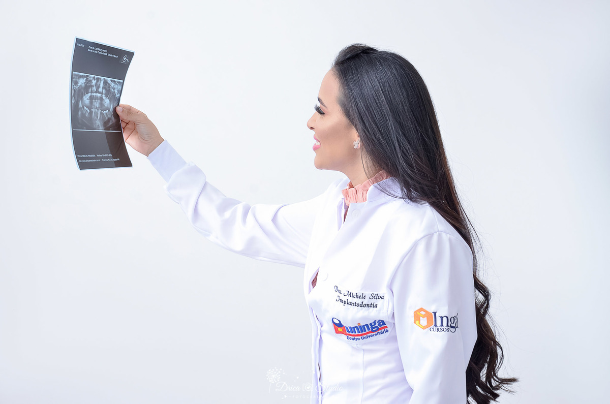 foto perfil profissional - foto studio - foto odontologia - retrato corporativo - ensaio profissional- foto com raio X - foto com jaleco branco-  drica studio - drica studio fotografias - fotografa xinguara Pa - fotografo xinguara - xinguara - pará