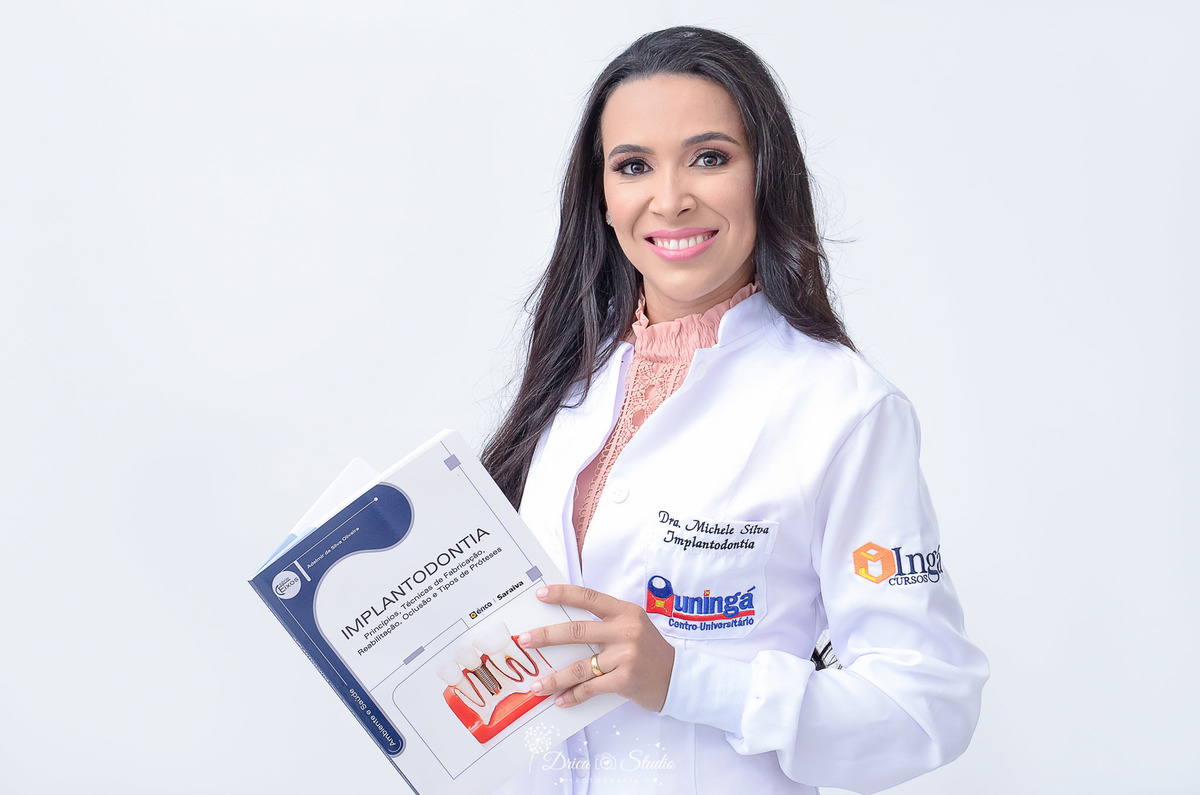 foto perfil profissional - foto studio - foto odontologia - retrato corporativo - ensaio profissional- foto com livro - foto com jaleco branco-  drica studio - drica studio fotografias - fotografa xinguara Pa - fotografo xinguara - xinguara - pará