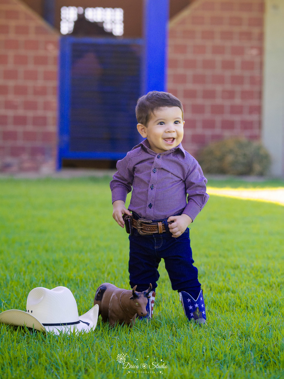 smash the cake fazendinha - smash The cake menino -  ensaio infatil - pacote mensal - foto de criança country  - xinguara - pará - fotografa em xinguara- fotografo em xinguara - criança segurando chapéu country - ensaio infantil externo
