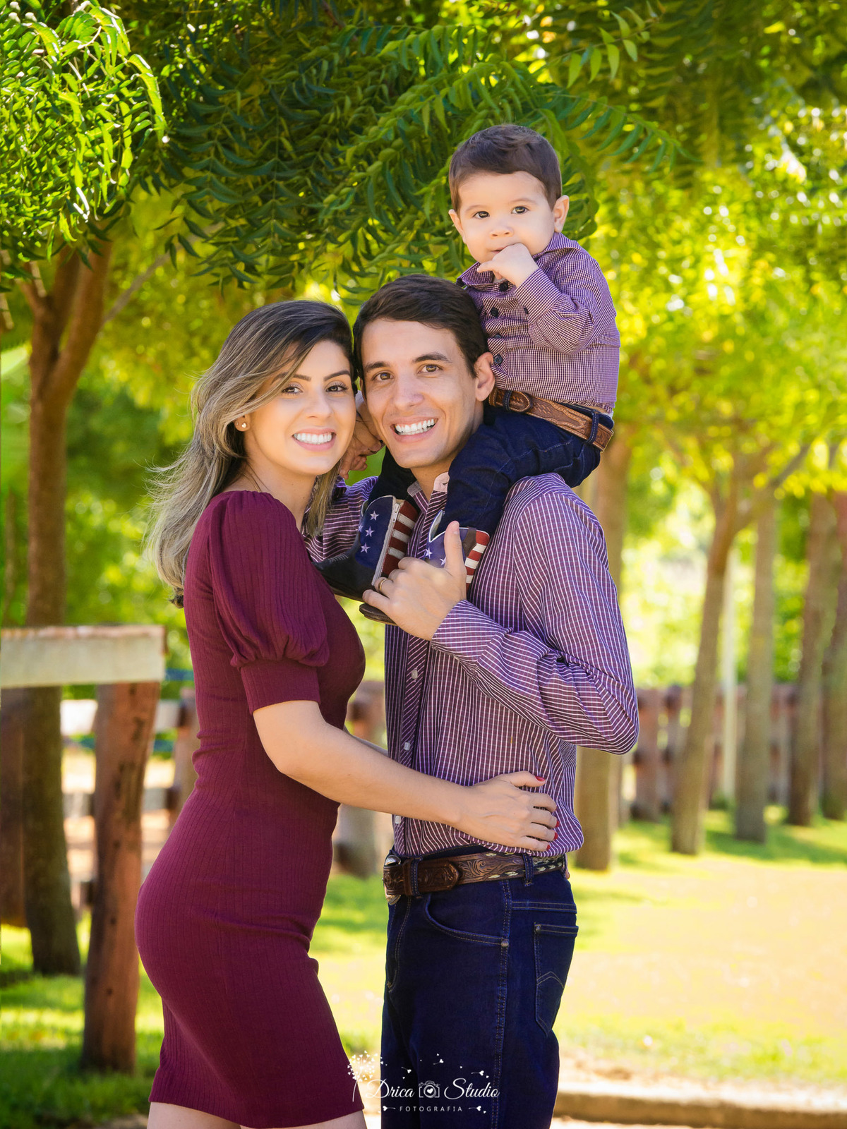 smash the cake - smash the cake menino - smash externo - foto família externa- smash the cake fazendinha - foto ao ar livre  - fotografo em xinguara- xinguara- Pará - ensaio infantil country - joão henrique nos pescoço do papai