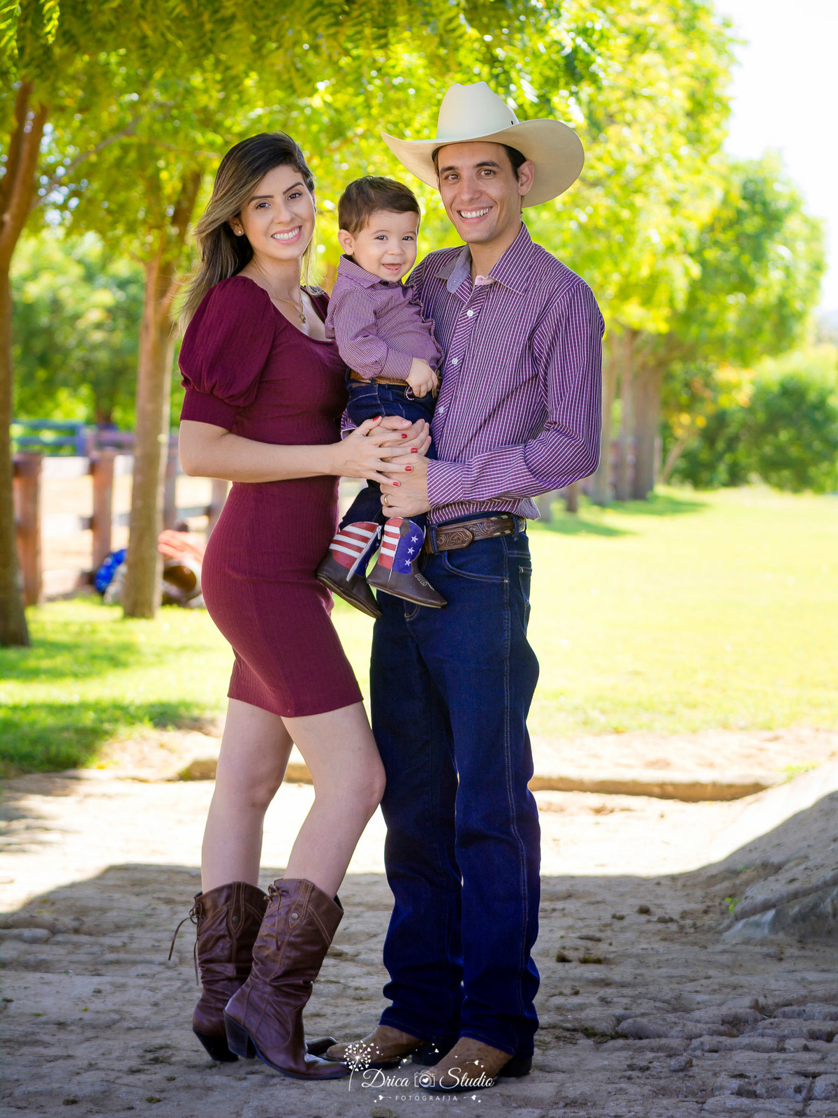 smash the cake - smash the cake menino - smash externo - foto família externa- smash the cake fazendinha - foto ao ar livre  - fotografo em xinguara- xinguara- Pará - ensaio infantil country - joão henrique nos braços do papai.