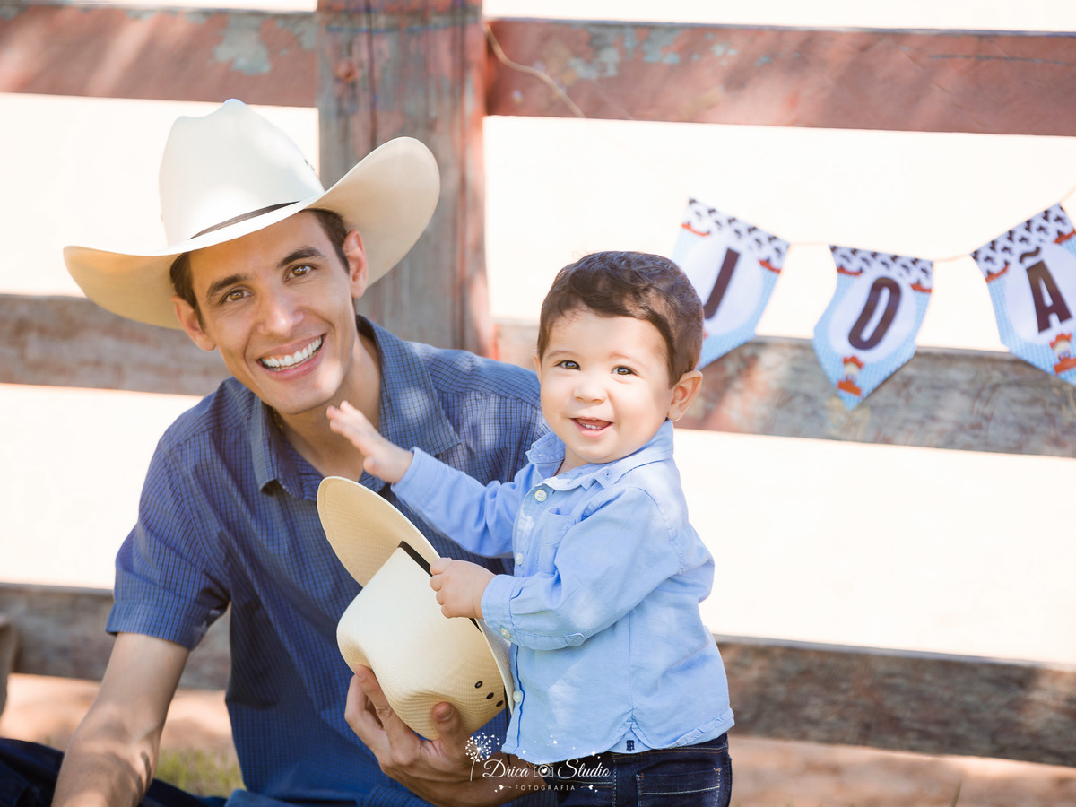 smash the cake - smash the cake menino - smash externo -  smash the cake fazendinha - foto ao ar livre  - fotografo em xinguara- xinguara- Pará - ensaio infantil country - joão henrique com chapéu country - foto com o papae - 
