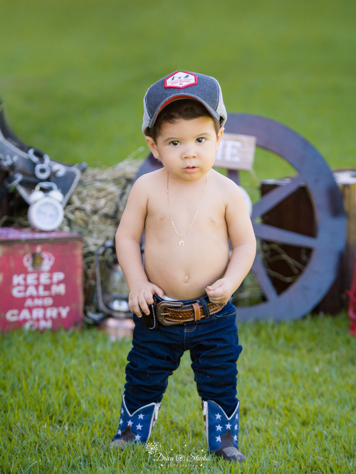 smash the cake - smash the cake menino - smash externo -  smash the cake fazendinha - foto ao ar livre  - fotografo em xinguara- xinguara- Pará - ensaio infantil country - joão henrique com chapéu country 