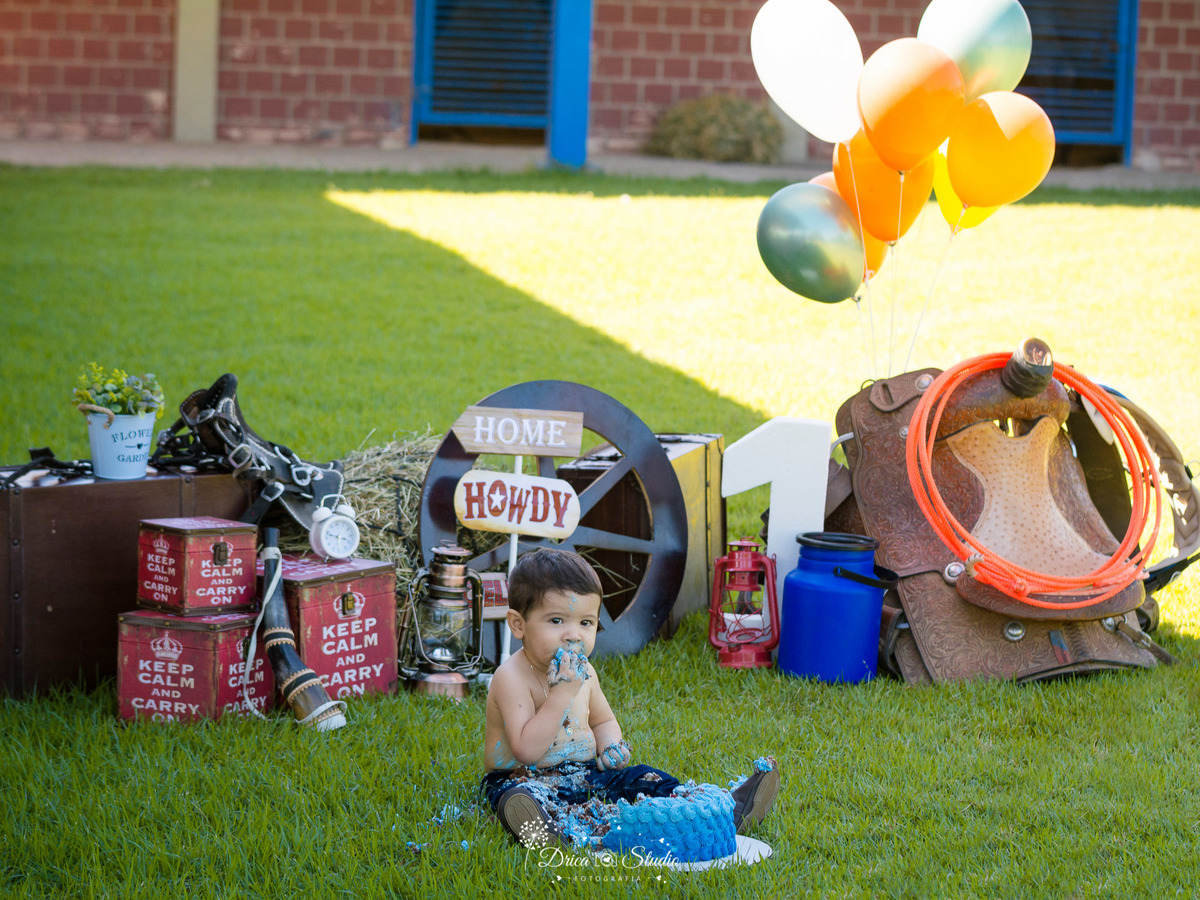 smash the cake - smash the cake menino - smash externo -  smash the cake fazendinha - foto ao ar livre  - fotografo em xinguara- xinguara- Pará - ensaio infantil country - joão henrique com chapéu country - esmagando o bolo - comendo o bolo