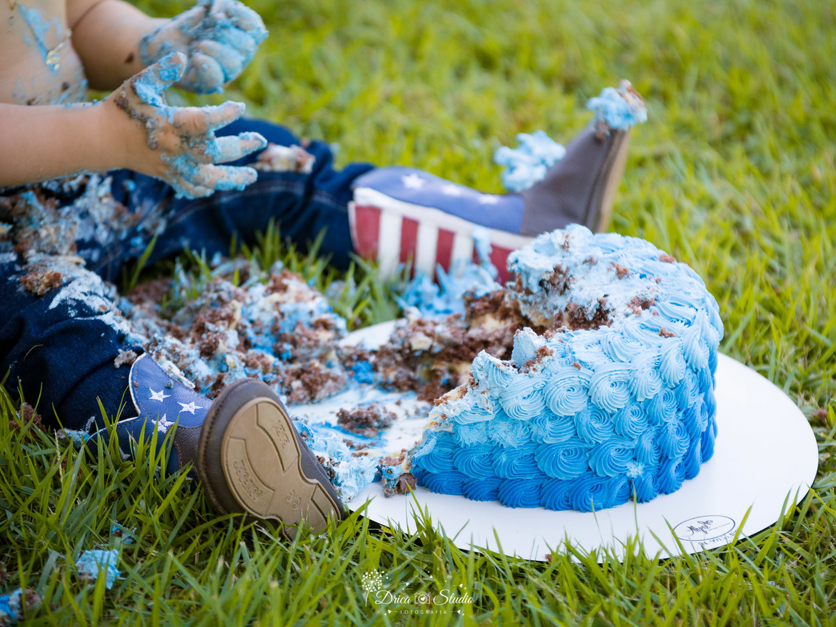 smash the cake - smash the cake menino - smash externo -  smash the cake fazendinha - foto ao ar livre  - fotografo em xinguara- xinguara- Pará - ensaio infantil country - joão henrique com chapéu country - esmagando o bolo - criança de botinha