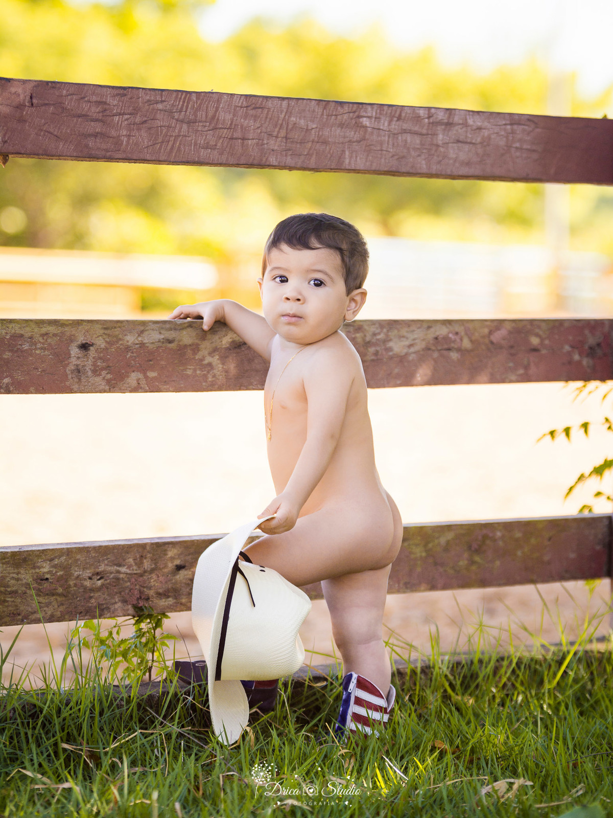 smash the cake fazendinha - smash The cake menino - - ensaio infatil - pacote mensal - foto de criança country  - xinguara - pará - fotografa em xinguara- fotografo em xinguara - criança segurando chapéu country 