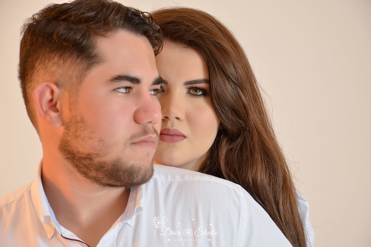 Ensaio casal - pre wedding - Studio - ensaio fotográfico casal - ensaio casal em studio - fotografo profissional de casal - fotografo casamento - fotografia casamento - casal se abraçando - amor  - drica studio fotografias - xinguara - pará
