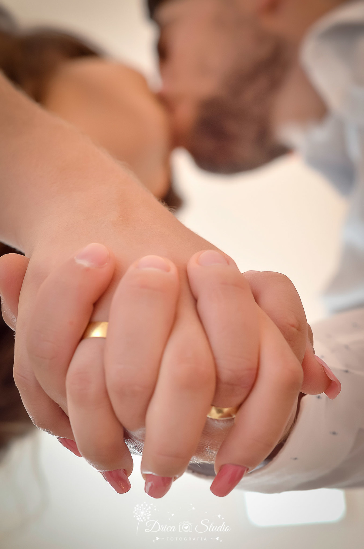 Ensaio casal - pre wedding - Studio - ensaio fotográfico casal - ensaio casal em studio - fotografo profissional de casal - fotografo casamento - fotografia casamento - casal paixonado-  casal de mãos dadas - drica studio fotografias - xinguara - pará 