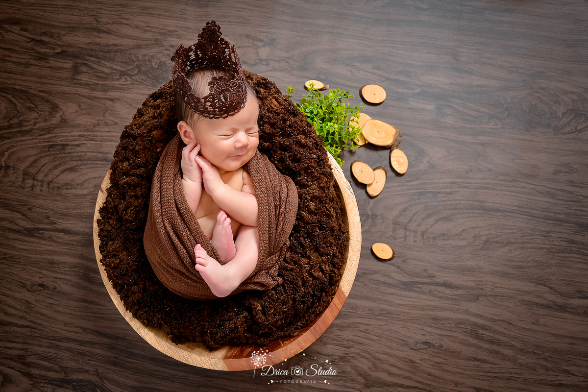 Newborn - ensaio newborn - foto infantil - studio infantil - newborn fundo madeira - bebê sorrindo - foto recém nascido - bebê com a mão no rosto - drica studio fotografias - fotografa infantil - drica studio - xinguara-Pa - Pará