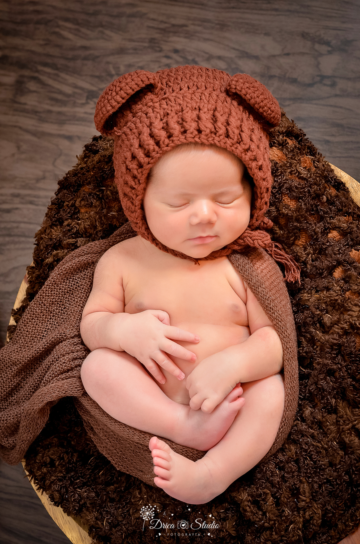 Newborn - ensaio newborn - foto infantil - studio infantil - newborn fundo madeira - bebê sorrindo - foto recém nascido - bebê com a mão no rosto - drica studio fotografias - fotografa infantil - drica studio - xinguara-Pa - Pará