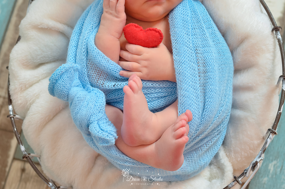 Newborn - ensaio newborn - foto infantil - studio infantil - newborn fundo madeira - bebê segurando coração de pelucia - foto recém nascido - bebê com a mão no rosto - drica studio fotografias - fotografa infantil - drica studio - xinguara-Pa - Pará