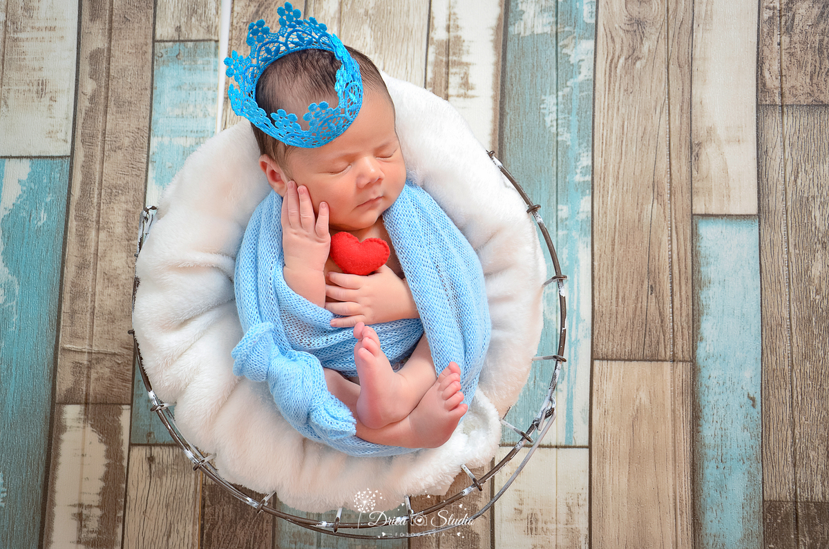 Newborn - ensaio newborn - foto infantil - studio infantil - newborn fundo madeira - bebê segurando coração de pelucia - foto recém nascido - bebê com a mão no rosto - drica studio fotografias - fotografa infantil - drica studio - xinguara-Pa - Pará