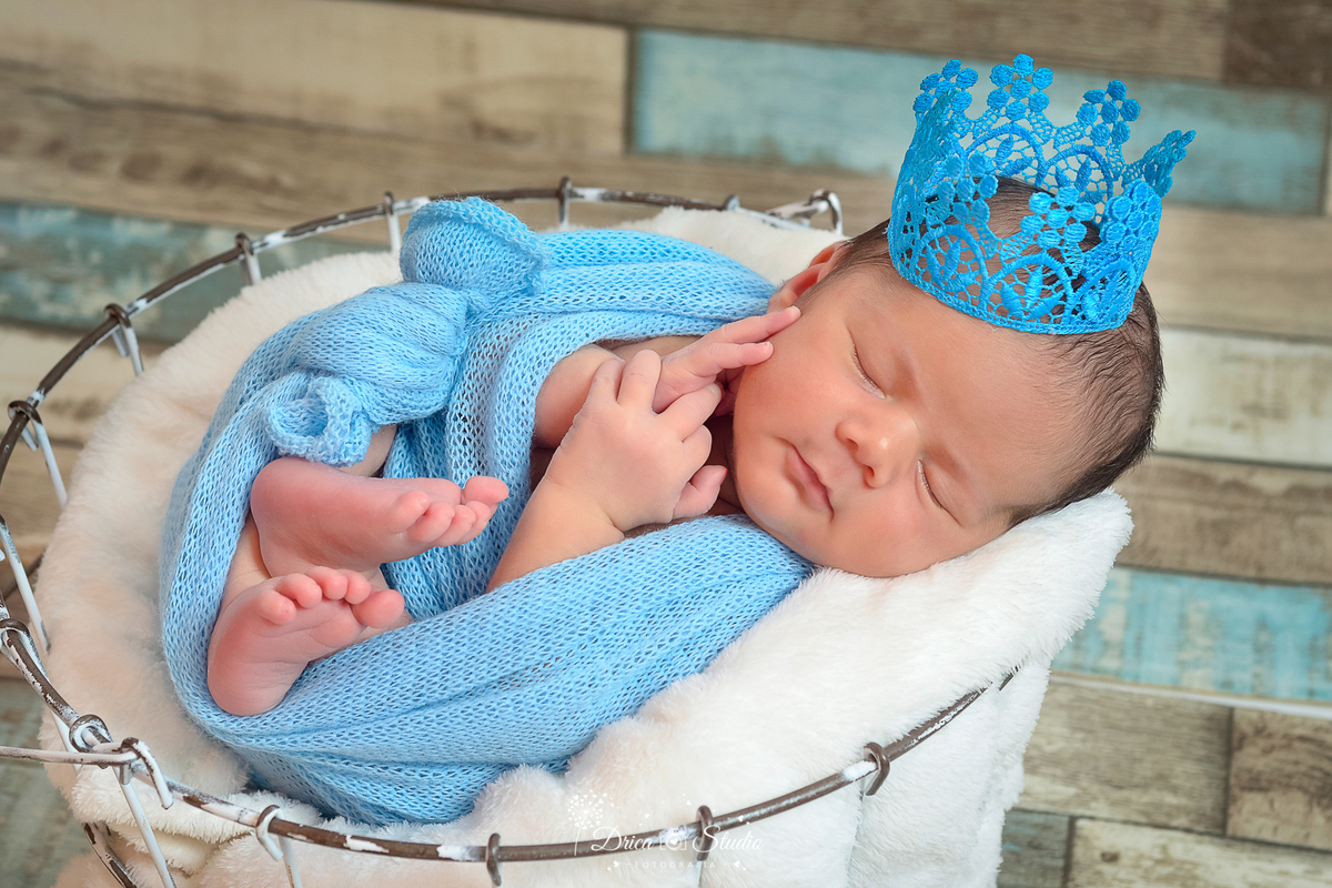 Newborn - ensaio newborn - foto infantil - studio infantil - newborn fundo madeira - bebê com coroa - foto recém nascido - bebê com a mão no rosto - drica studio fotografias - fotografa infantil - drica studio - xinguara-Pa - Pará