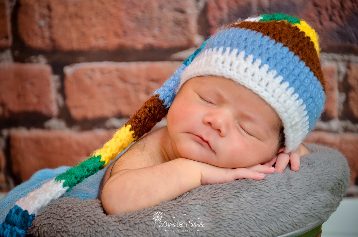 Newborn - ensaio newborn - foto infantil - studio infantil - newborn fundo madeira - bebê no baldinho - foto recém nascido - bebê com a mão no rosto - drica studio fotografias - fotografa infantil - drica studio - xinguara-Pa - Pará