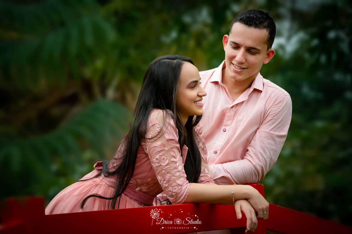 Pré-wedding - Casal - Ensaio casal -  Ar Livre - amor - Fotografia - Ensaio fotográfico casal - Pré casamento - Paixão - Criativas - fotos de amor - Ensaio fotográfico - Casamento - Vestido - Roupas rosas - drica studio fotografias - xinguara - pará