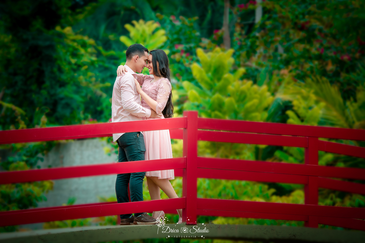 Pré-wedding - Casal - Ensaio casal -  Ar Livre - amor - Fotografia - Ensaio fotográfico casal - Pré casamento - Paixão - fotos de amor - Ensaio fotográfico - Casamento - Vestido - ensaios criativos - caminho - drica studio fotografias - xinguara - pará