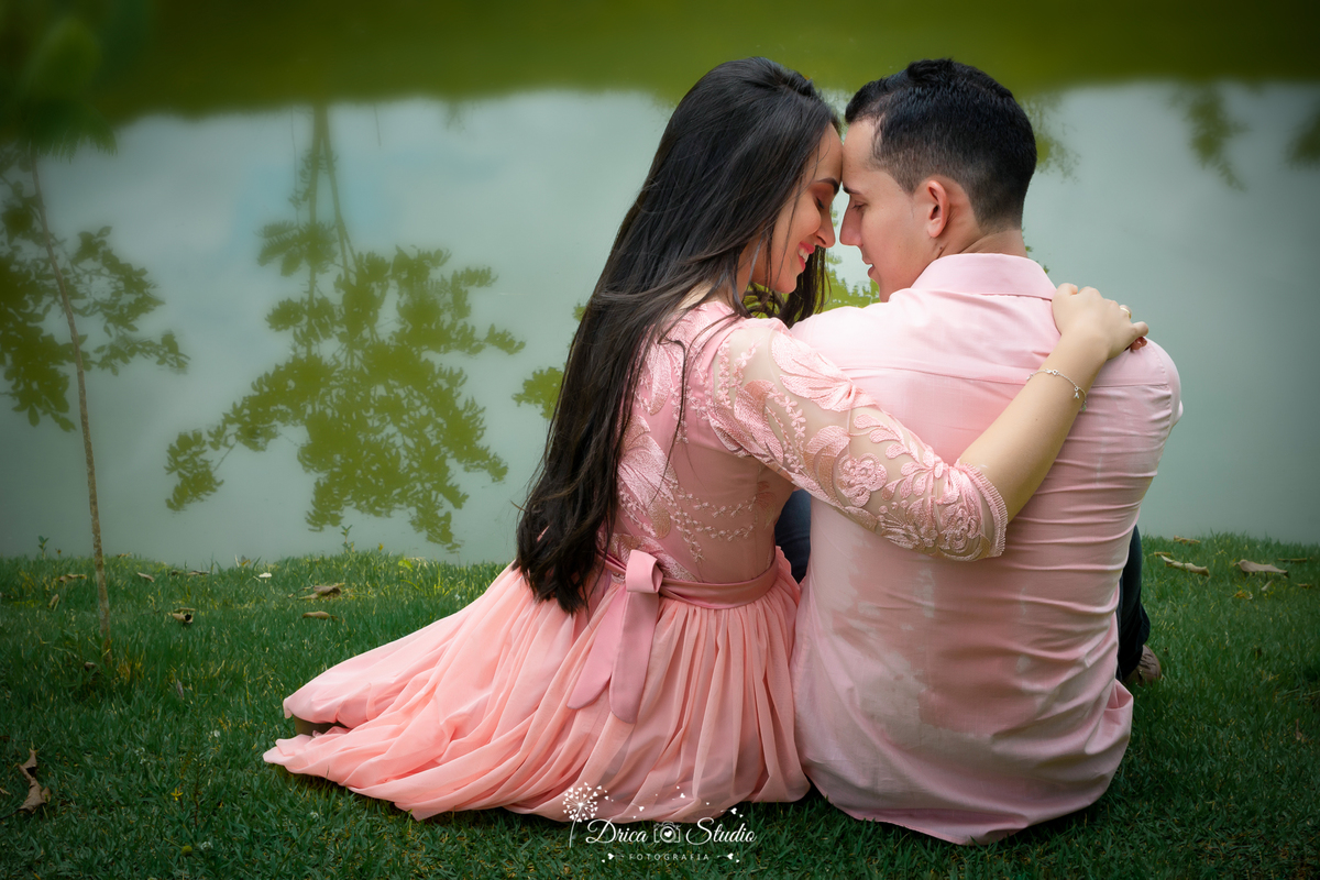 Pré-wedding - Casal - Ensaio casal -  Ar Livre - amor - Fotografia - Ensaio fotográfico casal - Pré casamento - Paixão - Criativas - fotos de amor - Ensaio fotográfico - Casamento - Vestido - casal apaixonado - drica studio fotografias - xinguara - pará