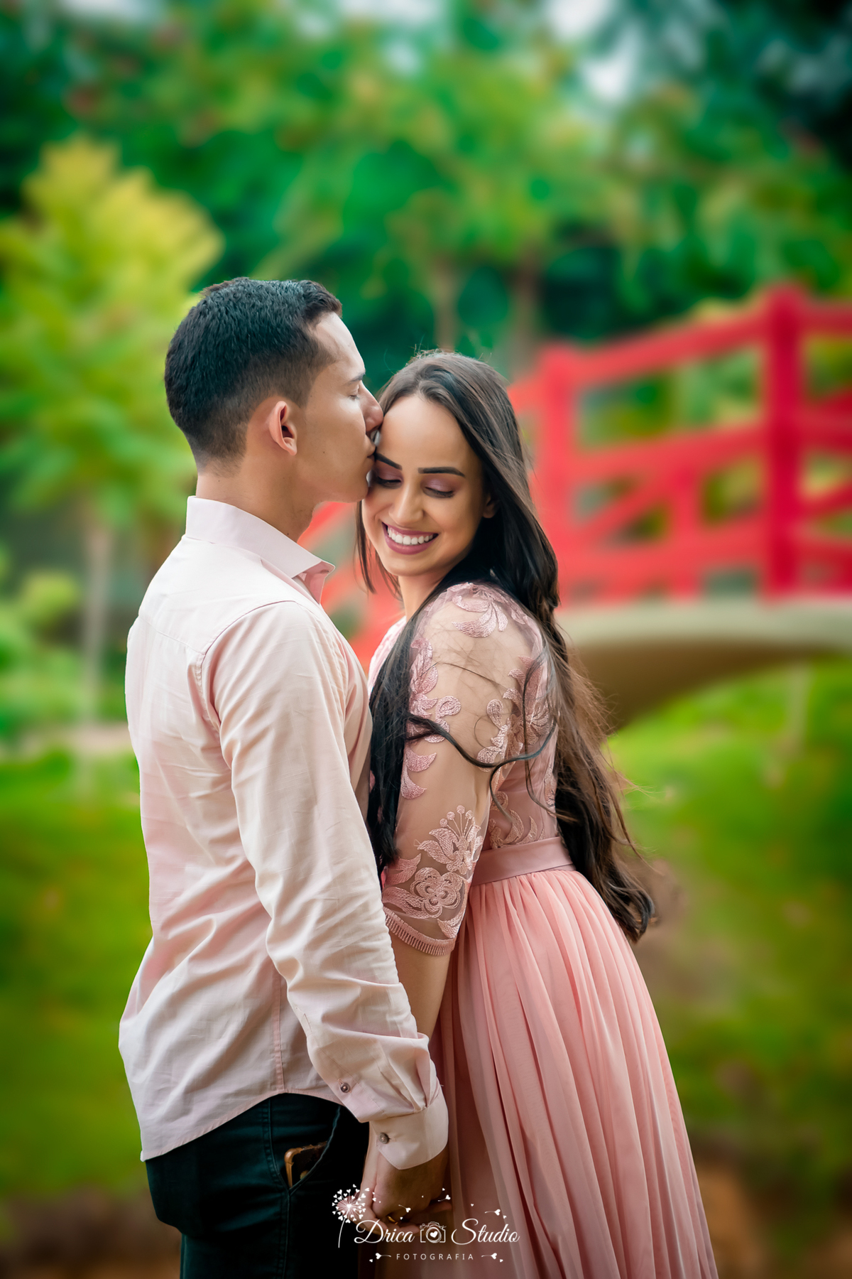 Pré-wedding - Casal - Ensaio casal -  Ar Livre - amor - Fotografia - Ensaio fotográfico casal - Pré casamento - Paixão - Criativas - fotos de amor - Ensaio fotográfico - Casamento - Vestido - beijo casal - drica studio fotografias - xinguara - pará