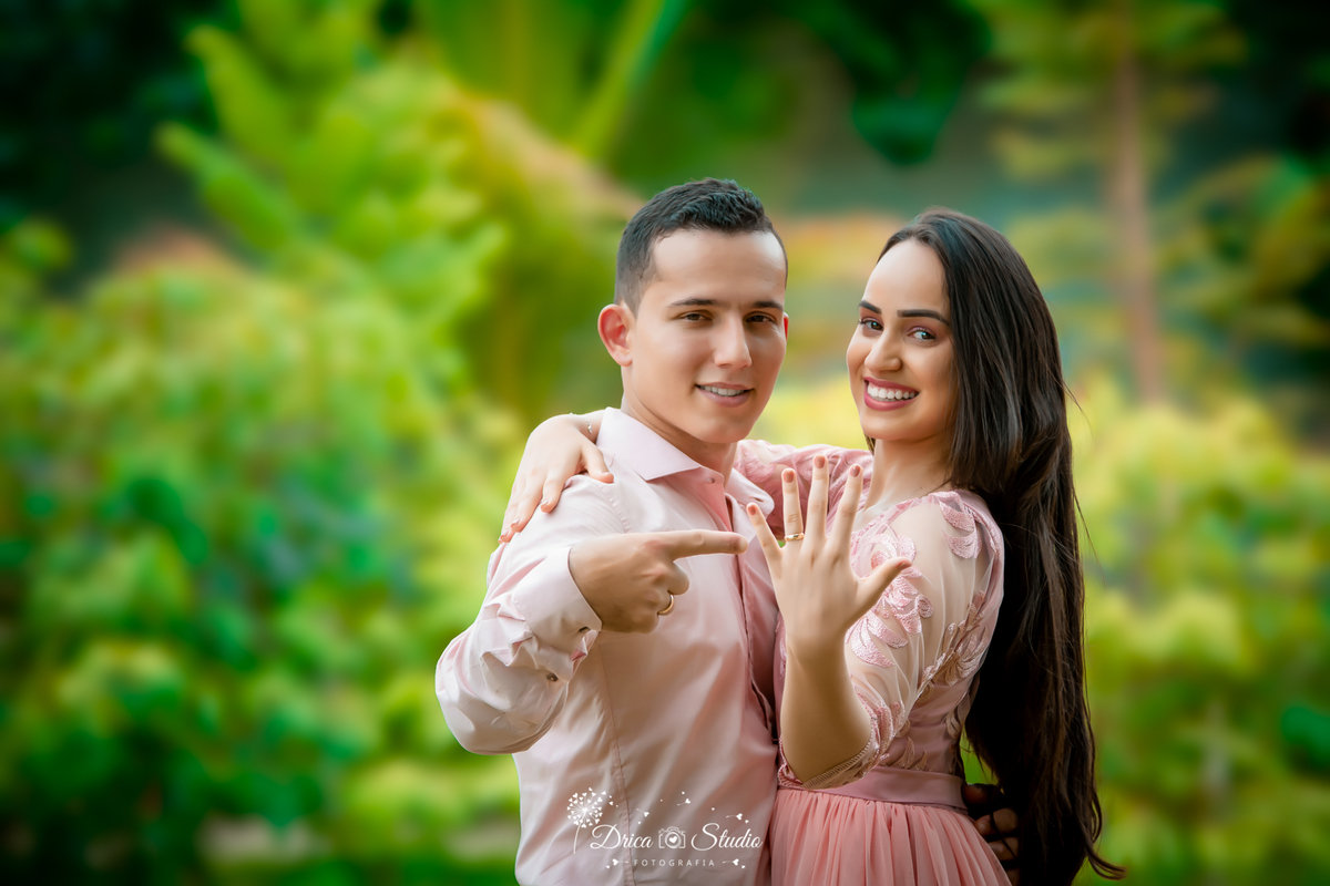 Pré-wedding - Casal - Ensaio casal -  Ar Livre - amor - Fotografia - Ensaio fotográfico casal - Pré casamento - Paixão - Criativas - fotos de amor - Ensaio fotográfico - Casamento - Vestido - aliança - drica studio fotografias - xinguara - pará