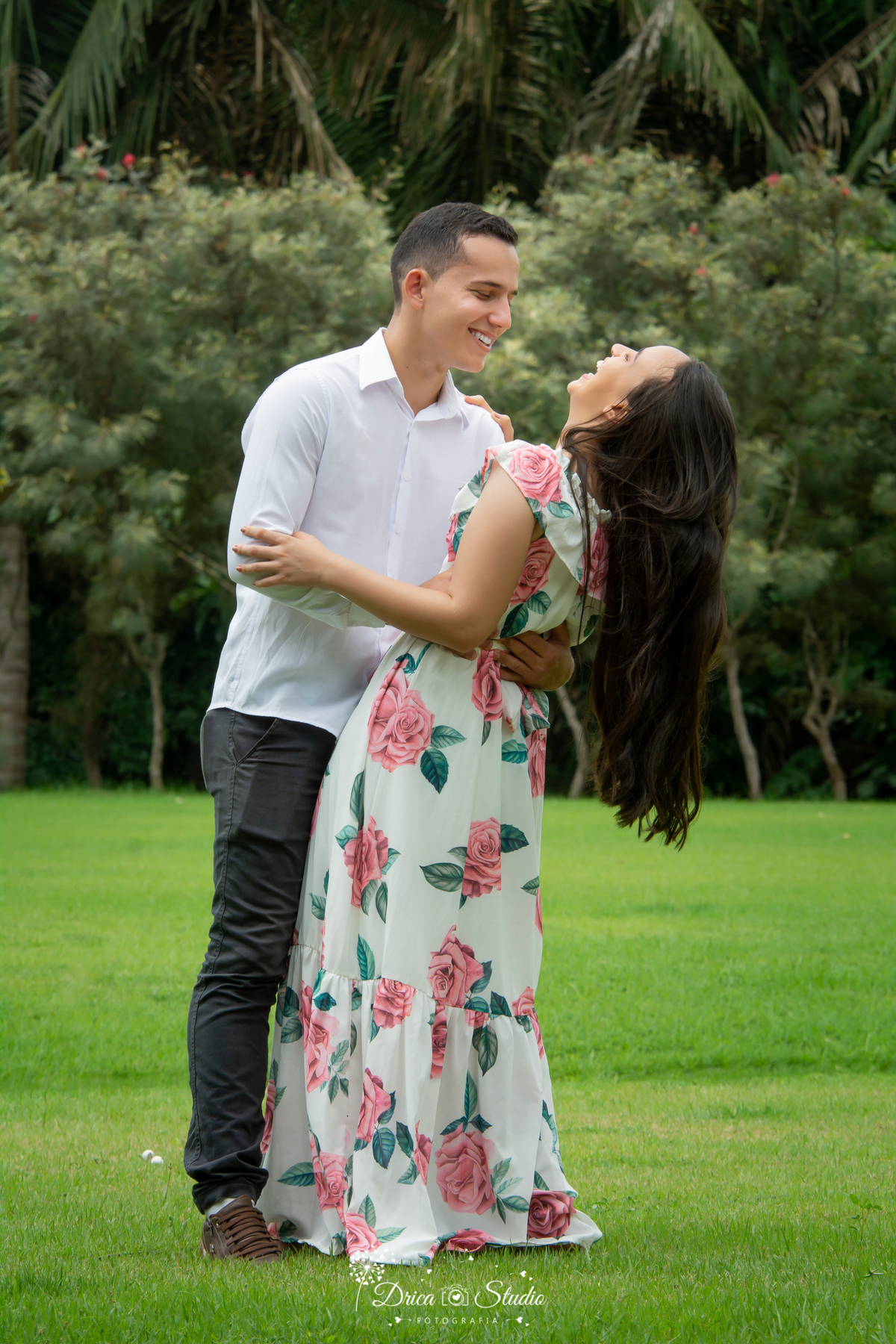 Pré-wedding - Casal - Ensaio casal -  Ar Livre - amor - Fotografia - Ensaio fotográfico casal - Pré casamento - Paixão - Criativas - fotos de amor - Ensaio fotográfico - Casamento - Vestido - espontâneo - drica studio fotografias - xinguara - pará