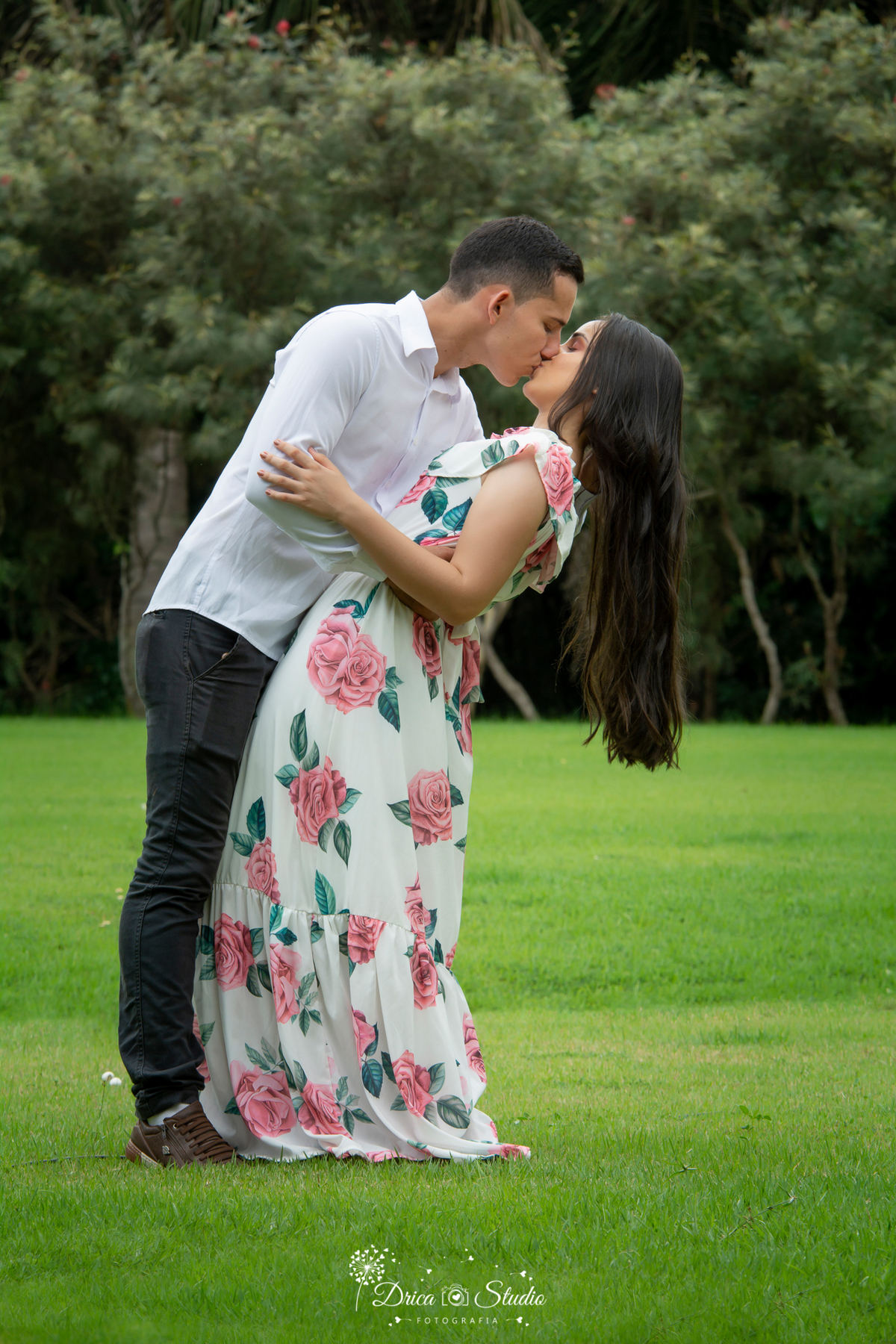 Pré-wedding - Casal - Ensaio casal -  Ar Livre - amor - Fotografia - Ensaio fotográfico casal - Pré casamento - Paixão - Criativas - fotos de amor - Ensaio fotográfico - Casamento - Vestido - beijo apaixonado - drica studio fotografias - xinguara - pará