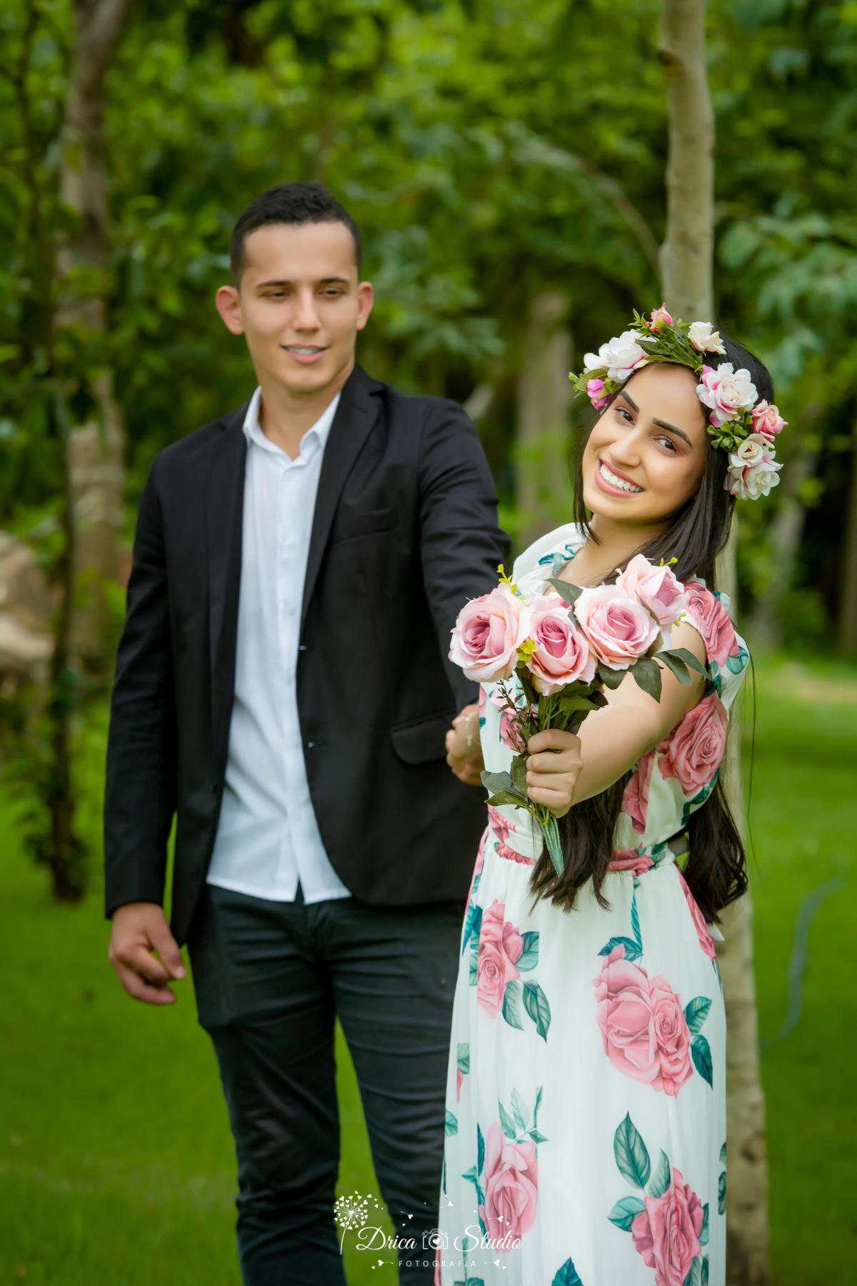 Pré-wedding - Casal - Ensaio casal -  Ar Livre - amor - Fotografia - Ensaio fotográfico casal - Pré casamento - Paixão - Criativas - fotos de amor - Ensaio fotográfico - Casamento - Vestido - buque de flores - drica studio fotografias - xinguara - pará