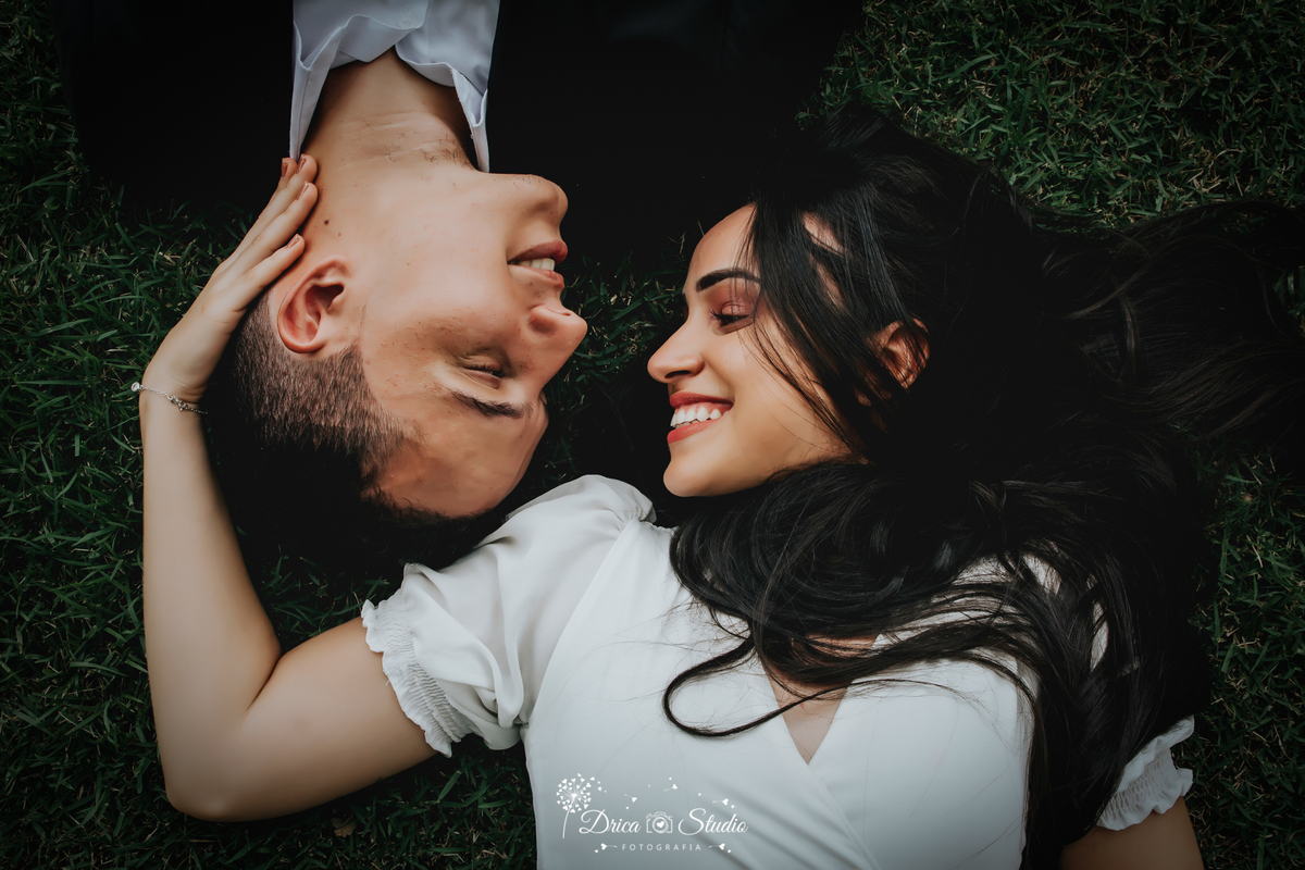 Pré-wedding - Casal - Ar Livre - amor - Fotografia - Ensaio fotográfico casal - Pré casamento - Paixão - Criativas - fotos de amor - Ensaio fotográfico - Casamento - Vestido - fotos deitados na grama - drica studio fotografias - xinguara - pará