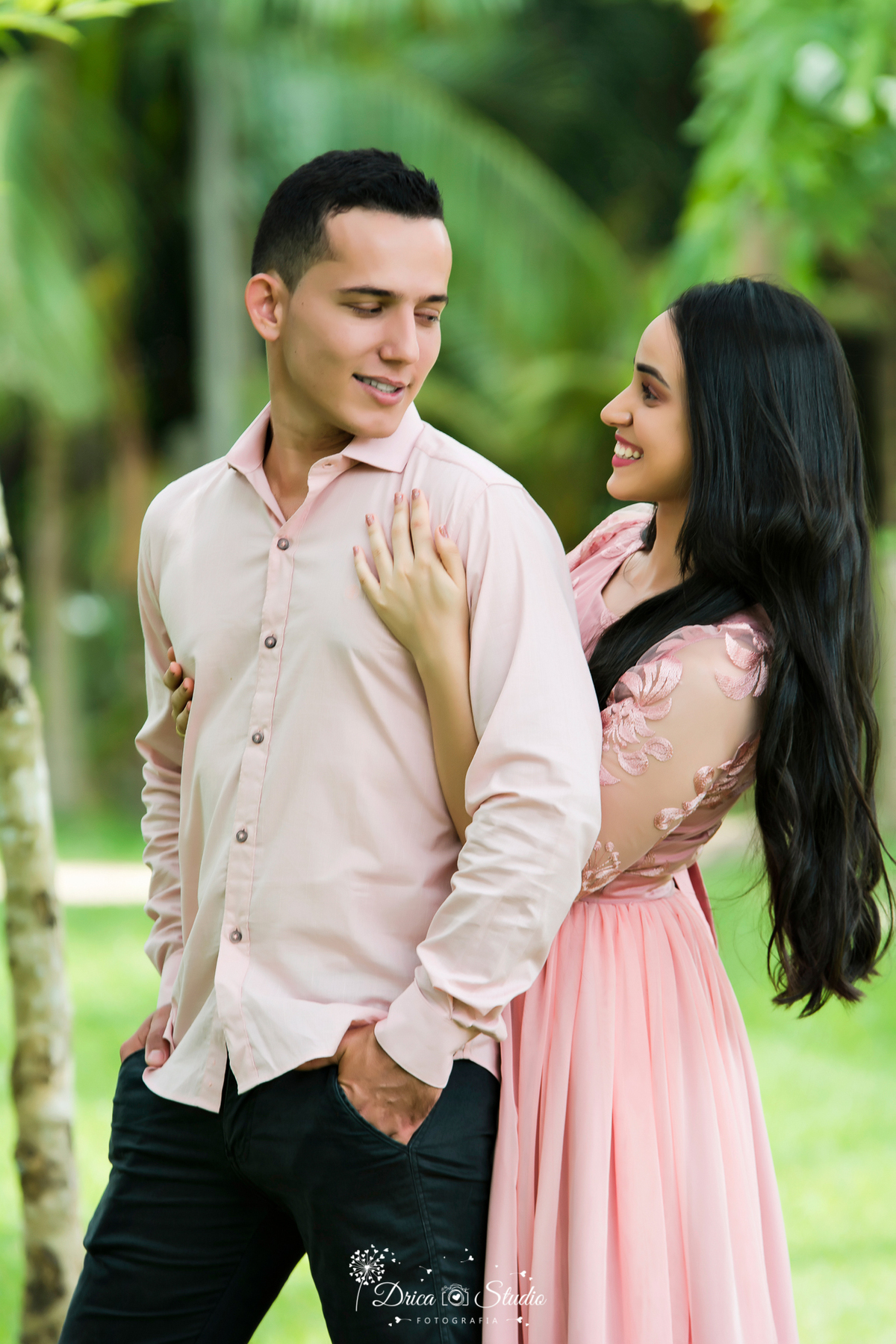 Pré-wedding - Casal - Ensaio casal -  Ar Livre - amor - Fotografia - Ensaio fotográfico casal - Pré casamento - Paixão - Criativas - fotos de amor - Ensaio fotográfico - Casamento - Vestido - drica studio fotografias - xinguara - pará