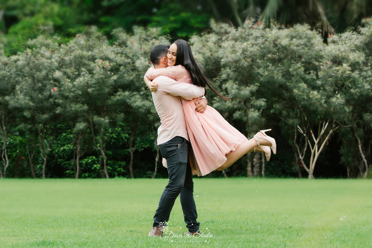 Pré-wedding - Casal - Ensaio casal -  Ar Livre - amor - Fotografia - Ensaio fotográfico casal - Pré casamento - Paixão - Criativas - fotos de amor - Ensaio fotográfico - Casamento - Vestido - fotos espontâneas - drica studio fotografias - xinguara - pará