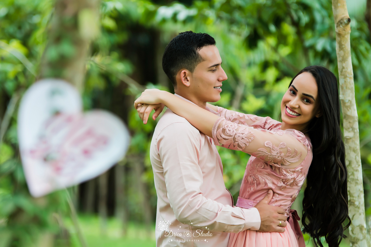 Pré-wedding - Casal - Ensaio casal -  Ar Livre - amor - Fotografia - Ensaio casal - Pré casamento - Paixão - Criativas - fotos de amor - Ensaio fotográfico - Casamento - Vestido - fotos Criativas - drica studio fotografias - xinguara - pará