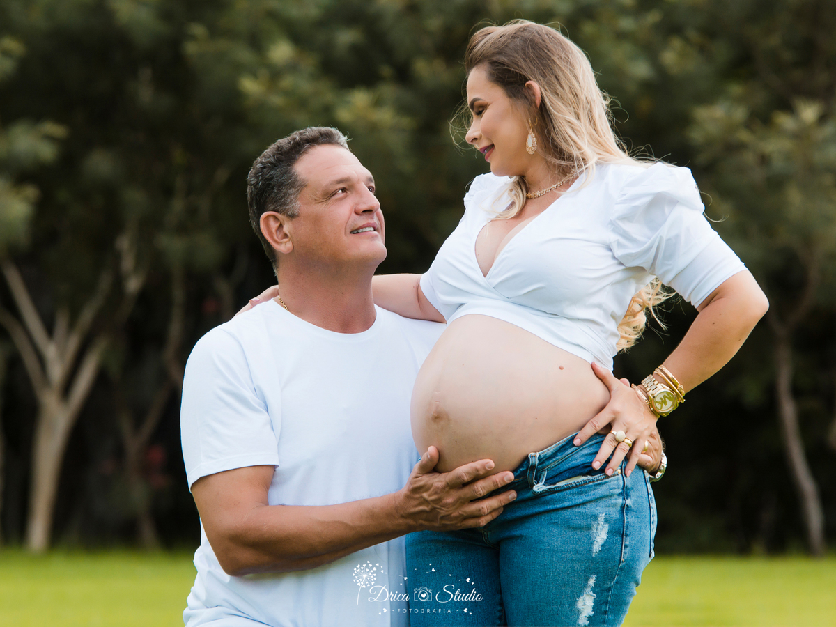 Ensaio família - ensaio fotográfico gestante - gestante - fotos casal - família - fotos ao ar livre - fotos espontâneas - fotos casal apaixonados - roupas gestante - gestação - drica studio fotografias - Xinguara - Pará 