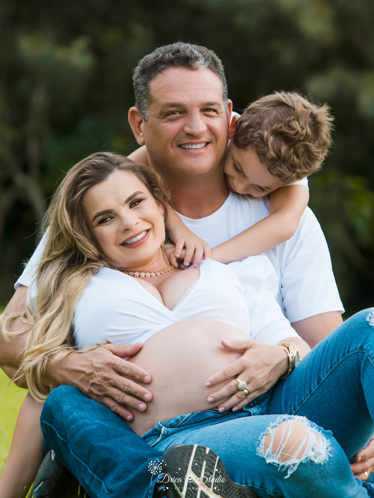 Ensaio família - ensaio fotográfico gestante - gestante - fotos casal - família - fotos ao ar livre - fotos familia feliz - fotos espontâneas - roupas gestante - gestação - drica studio fotografias - Xinguara - Pará 