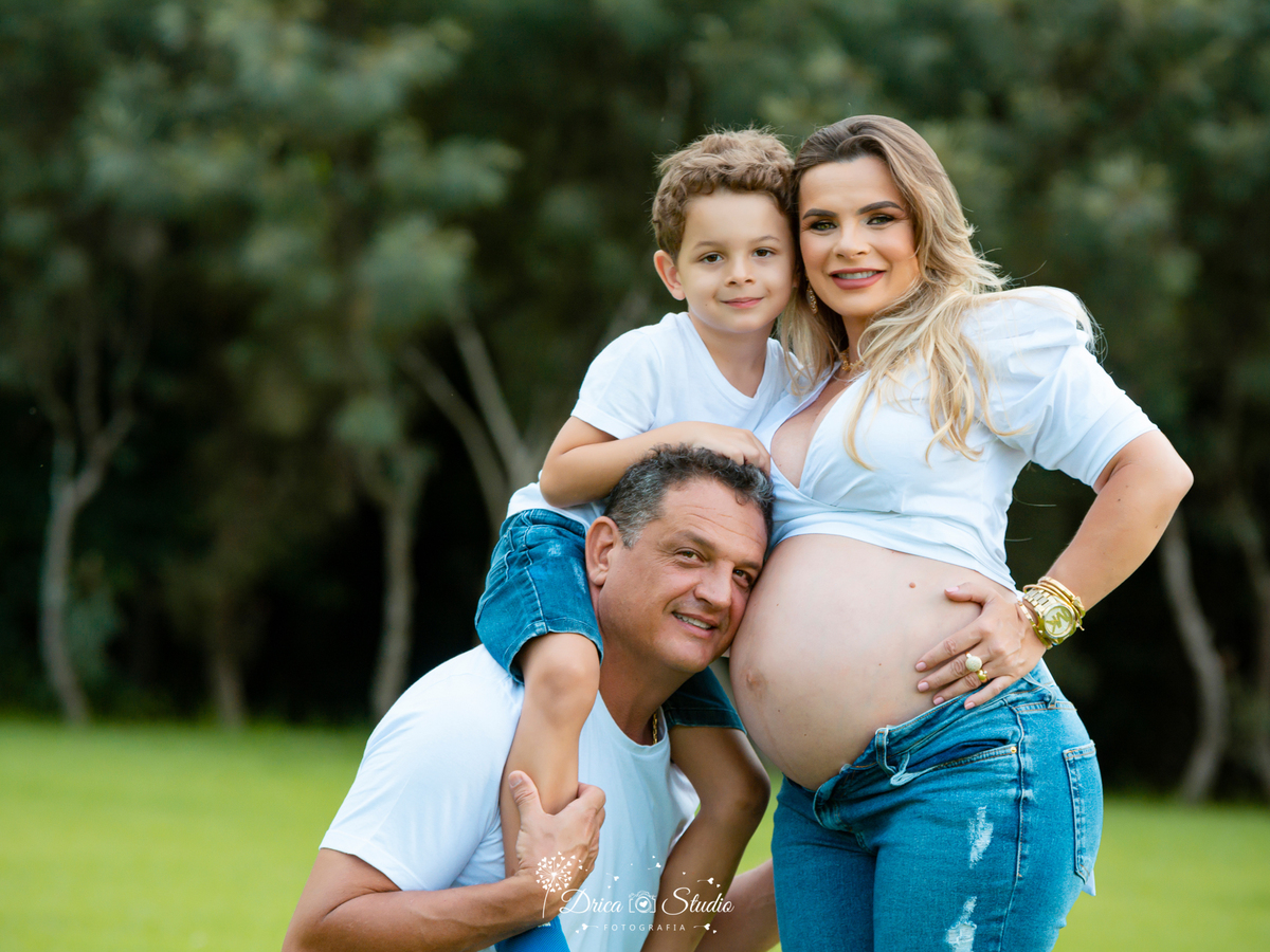 Ensaio família - ensaio fotográfico gestante - gestante - fotos casal - familia em gestação - família - fotos ao ar livre - fotos espontâneas - roupas gestante - gestação - drica studio fotografias - Xinguara - Pará 